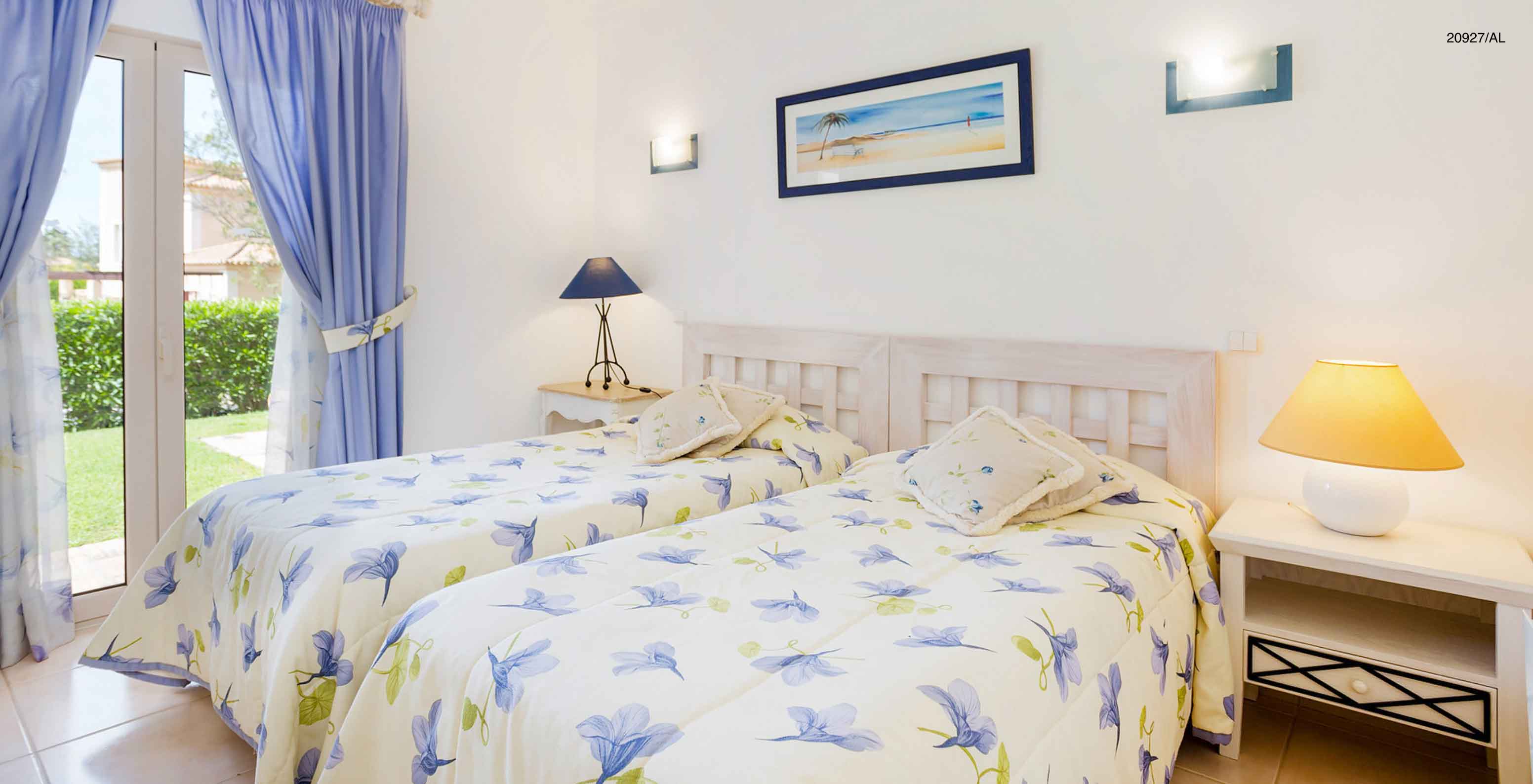 L'appartement Pestana Carvoeiro Golf T2 Superior dispose d'une chambre avec deux lits simples et une table de chevet