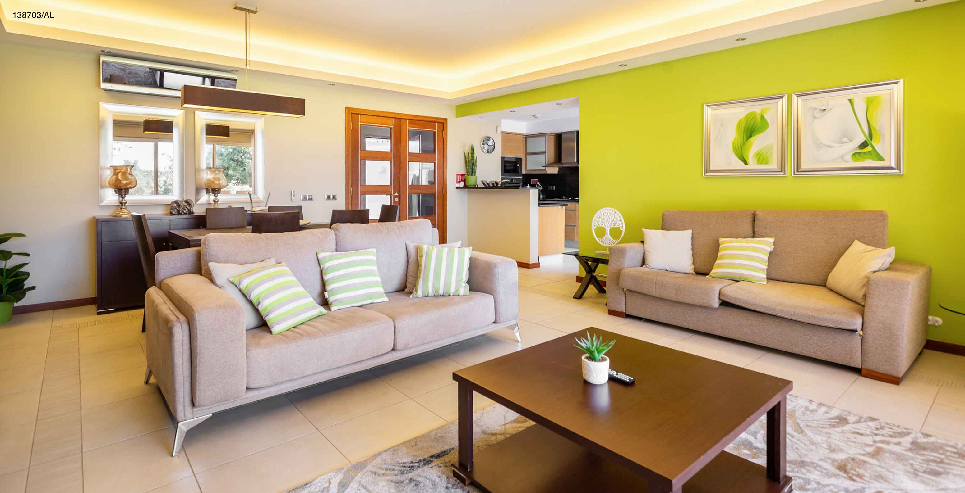 L'appartement Pestana Carvoeiro Golf T2 Superior dispose d'un salon avec deux canapés beiges et une table basse