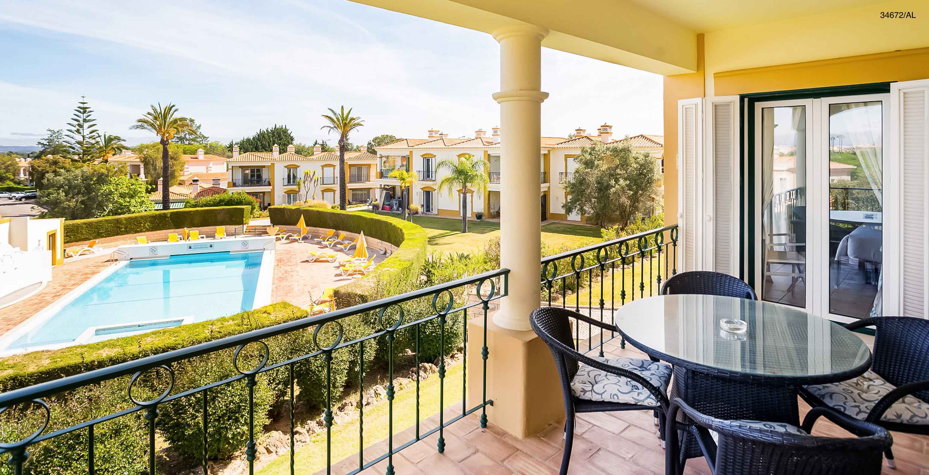L'appartement Pestana Carvoeiro Golf T2 Superior dispose d'un balcon avec vue sur la piscine et le jardin