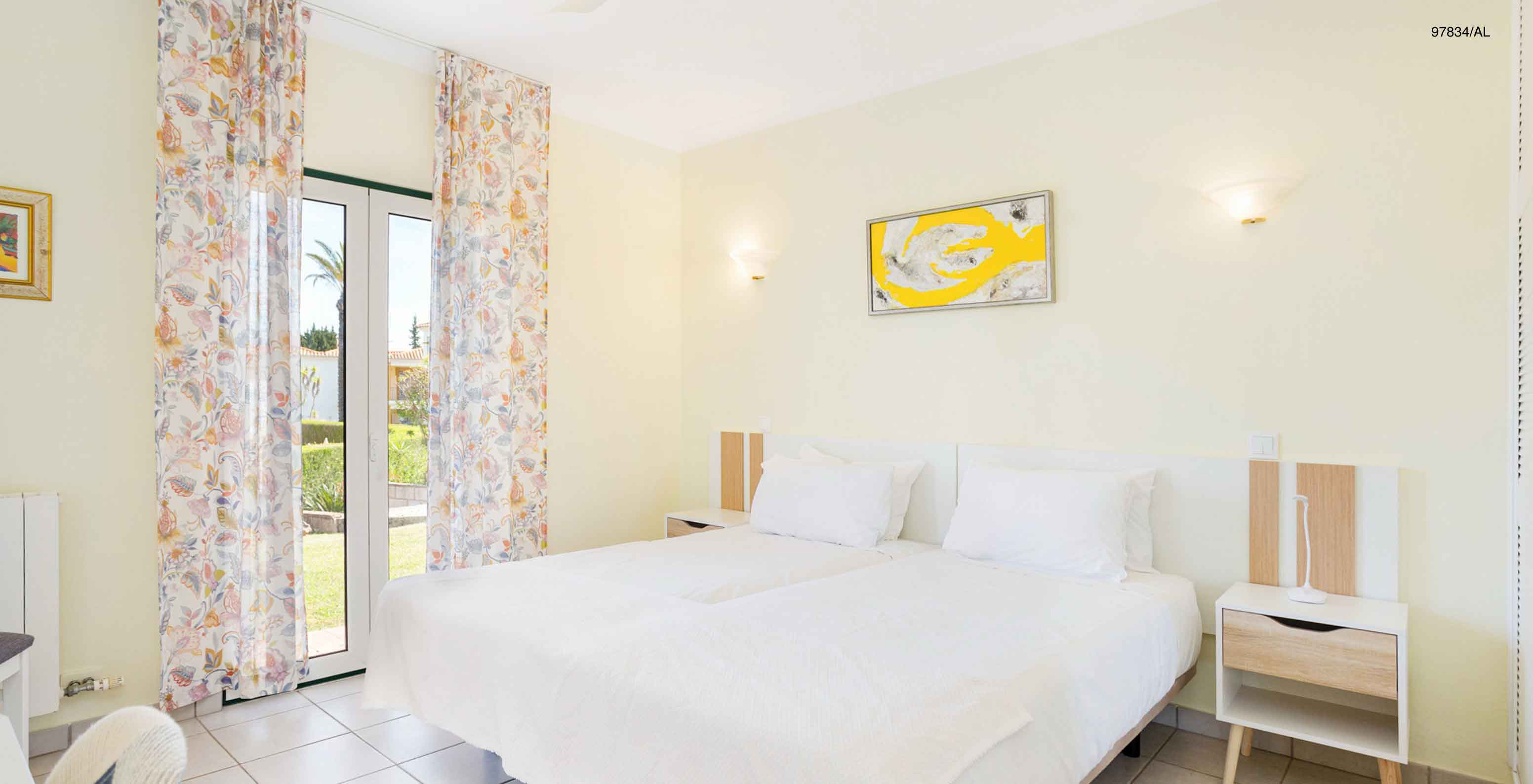 L'appartement Pestana Carvoeiro Golf T2 Superior dispose d'une chambre avec deux lits simples et une table de chevet