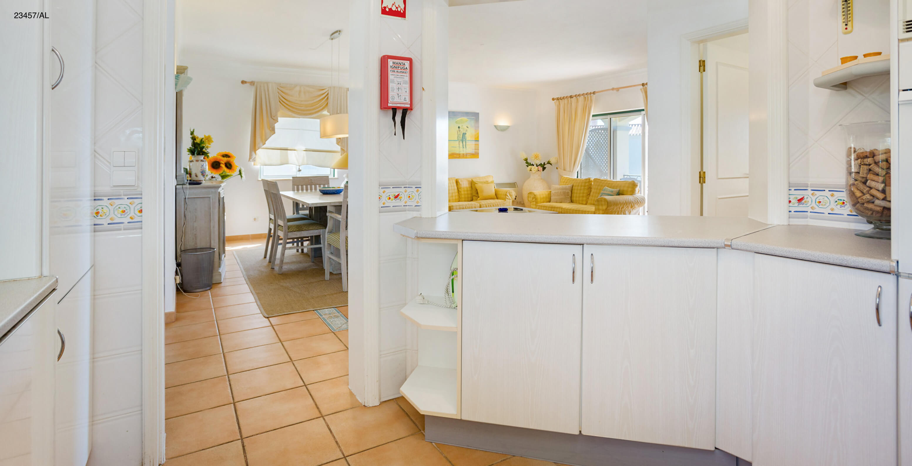 L'appartement Pestana Carvoeiro Golf T3 Standard dispose d'une cuisine avec des armoires blanches et un plan de travail
