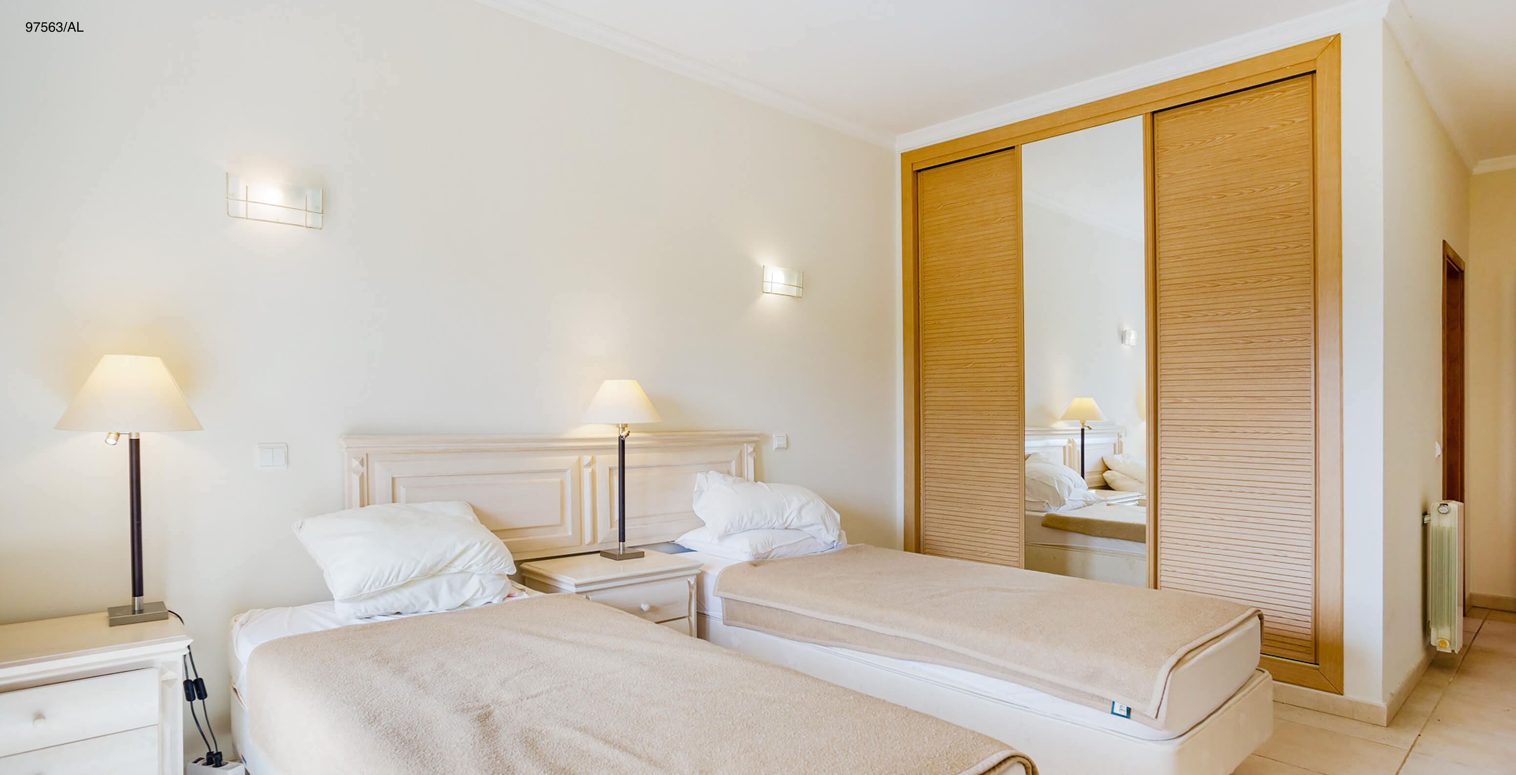 L'appartement Pestana Carvoeiro Golf T3 Superior dispose d'une chambre avec deux lits simples et une table de chevet
