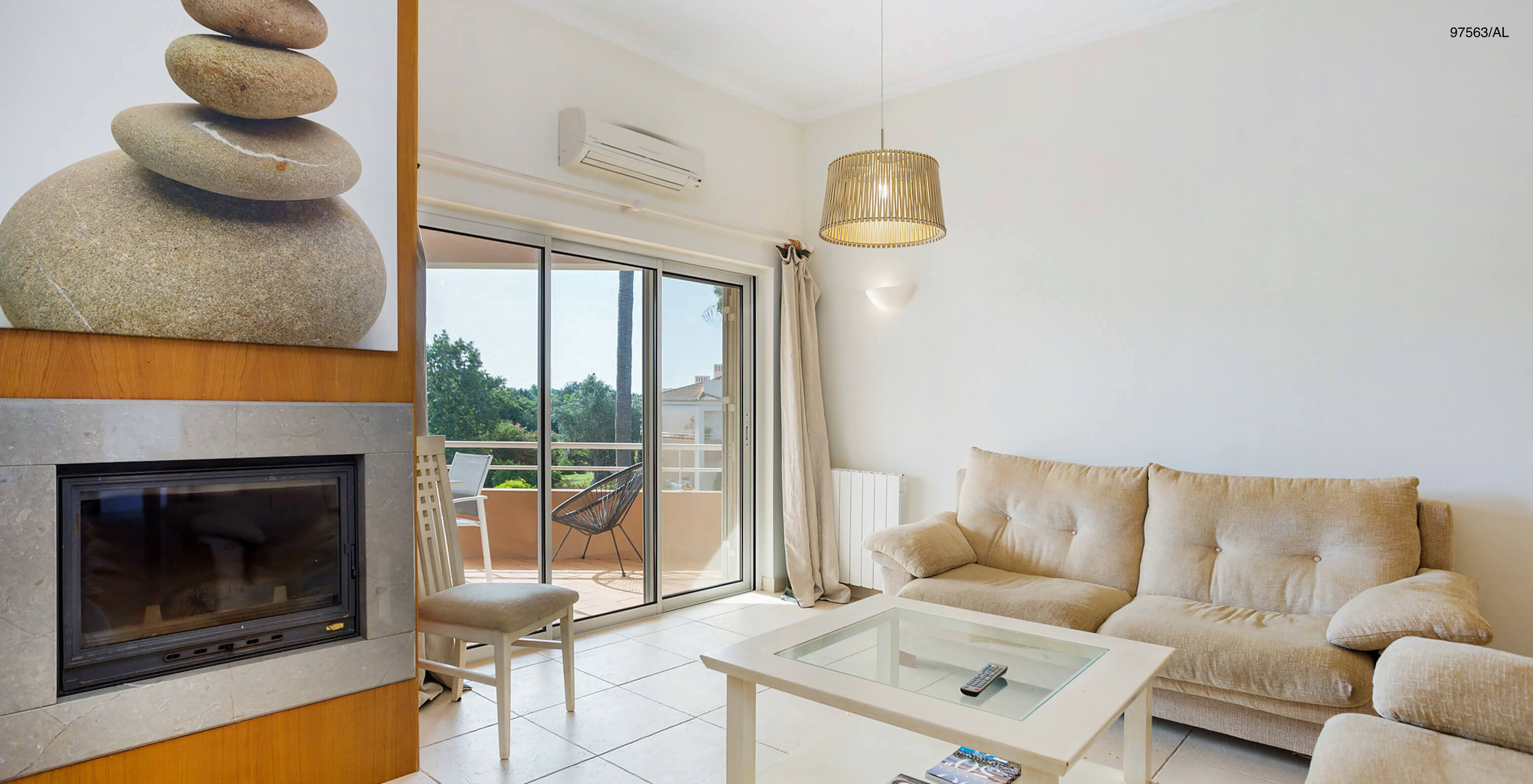 L'appartement Pestana Carvoeiro Golf T3 Superior dispose d'un salon avec une cheminée, des canapés et une table basse