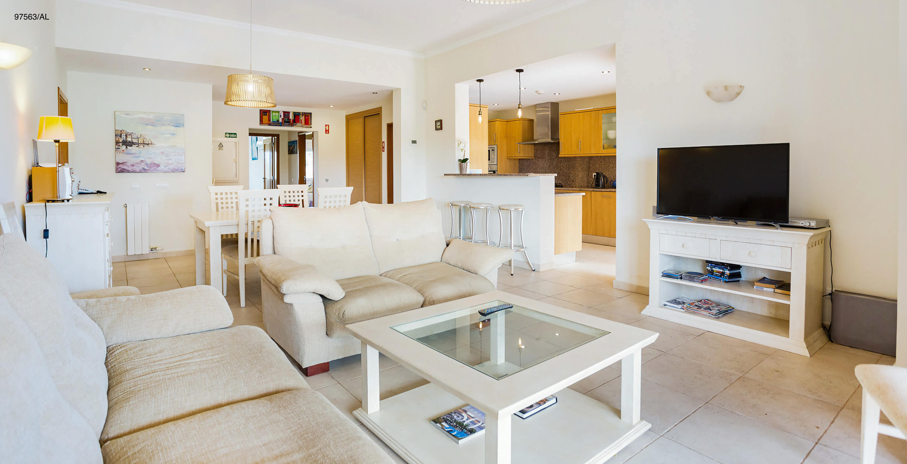 L'appartement Pestana Carvoeiro Golf T3 Superior dispose d'un salon avec deux canapés, une table basse et une télévision