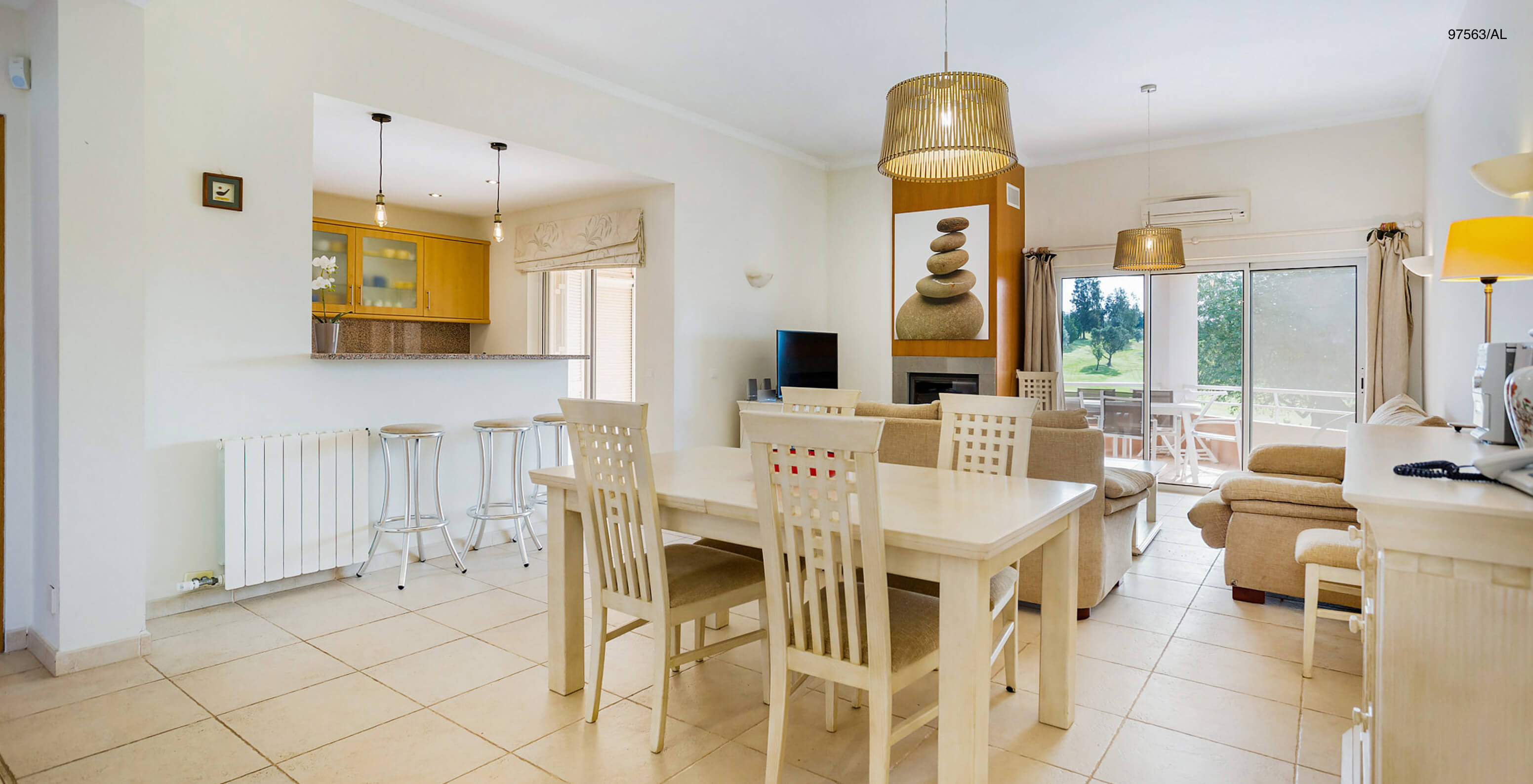 L'appartement Pestana Carvoeiro Golf T3 Superior dispose d'une salle à manger avec vue sur la cuisine, une table et chaises