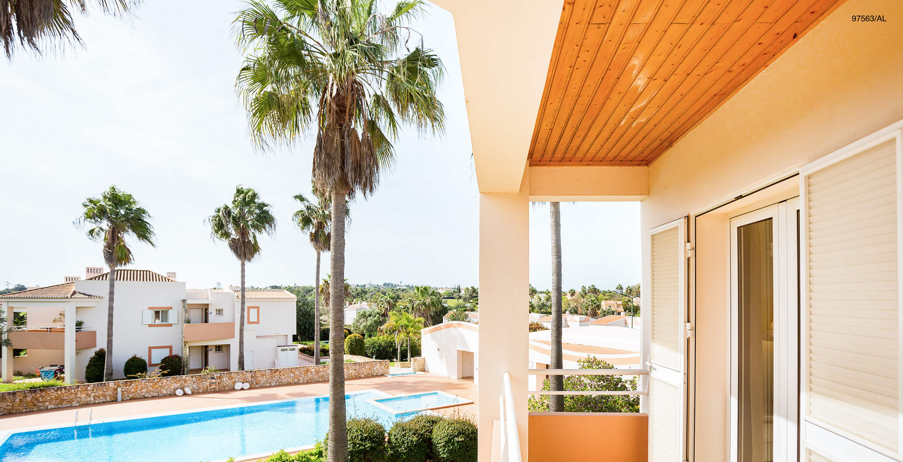 L'appartement Pestana Carvoeiro Golf T3 Superior dispose d'un balcon avec vue sur le jardin et la piscine