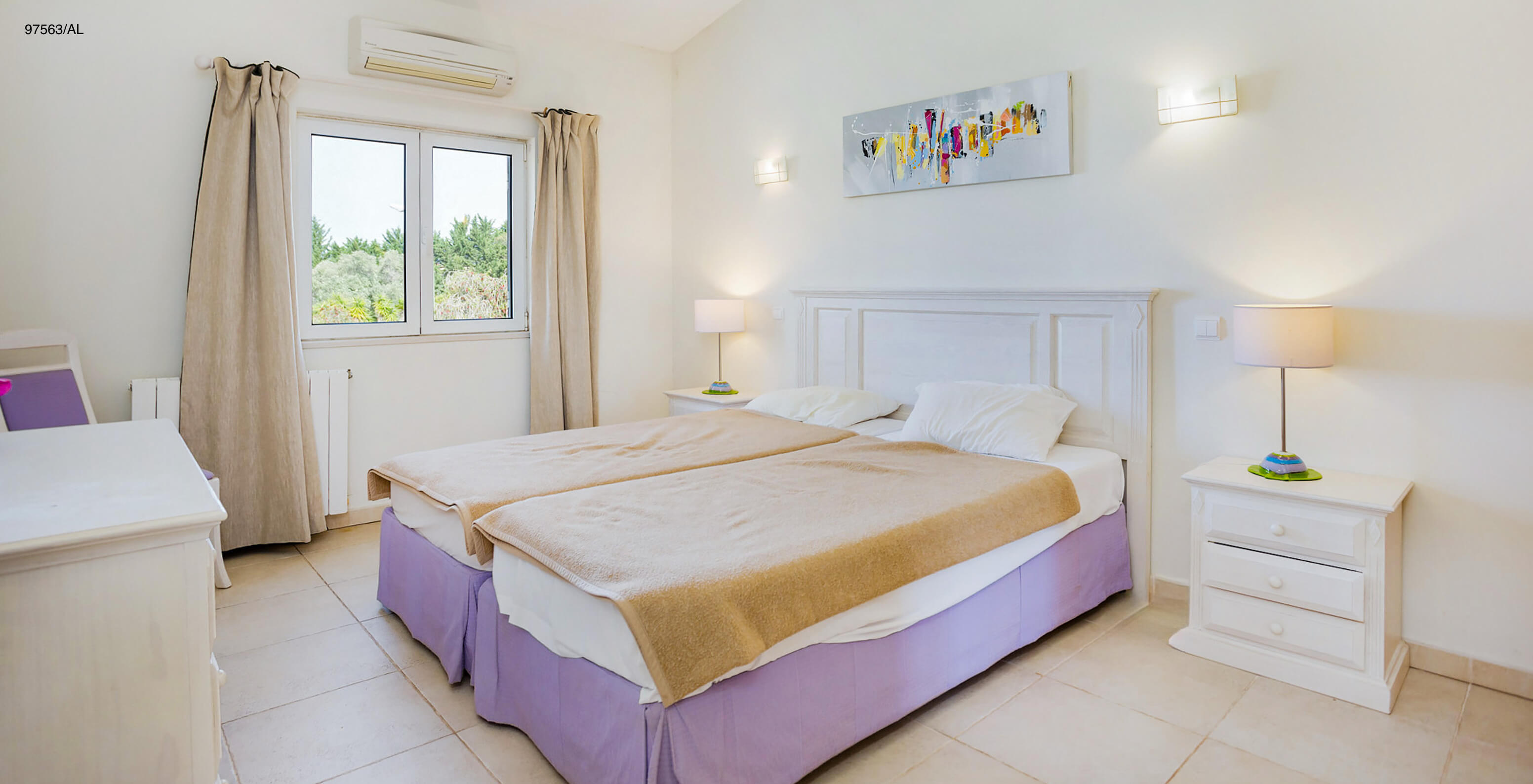 L'appartement Pestana Carvoeiro Golf T3 Superior dispose d'une chambre avec deux lits simples et une table de chevet