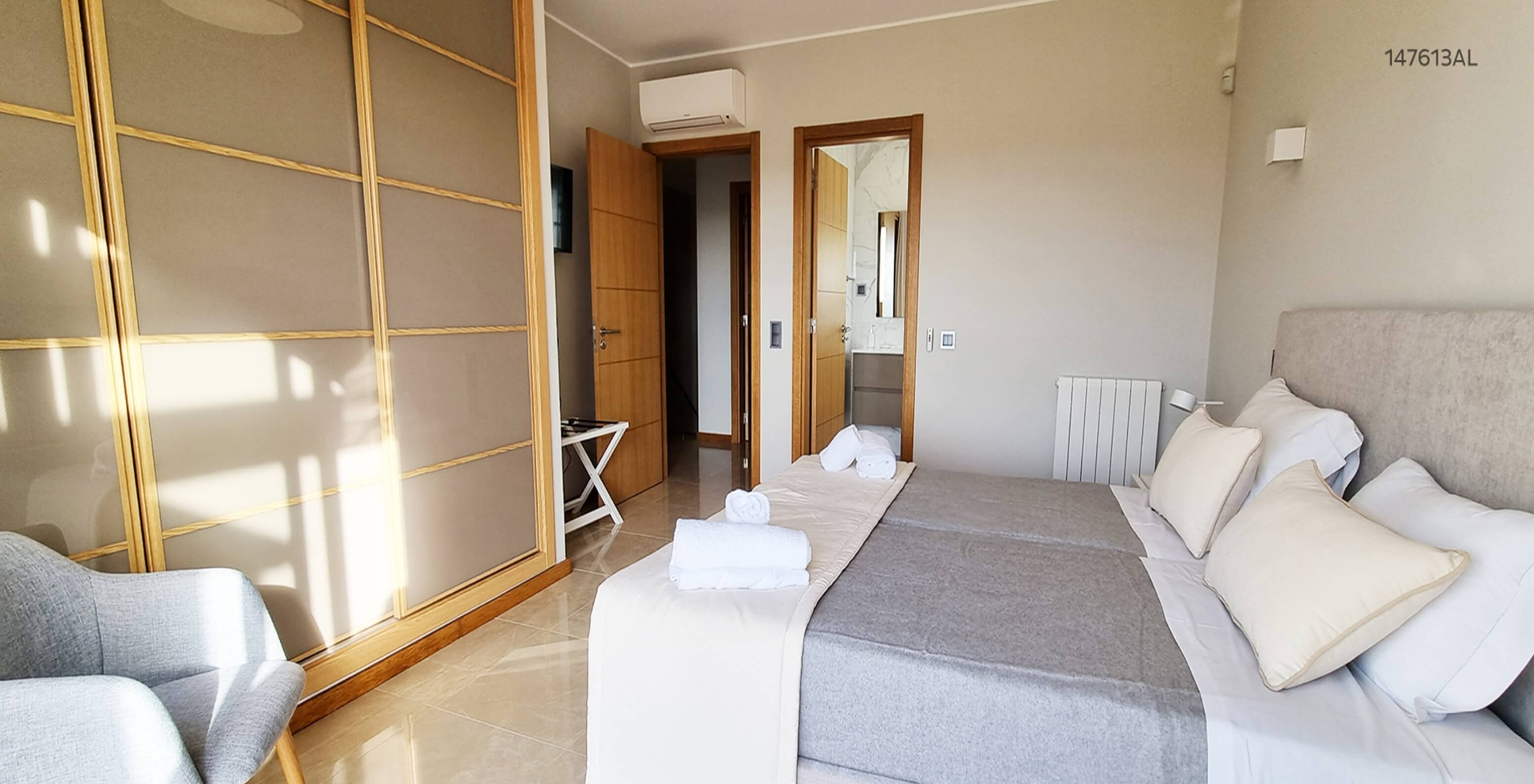 La villa Pestana Carvoeiro Golf V5 Superior dispose d'une chambre avec deux lits simples, un fauteuil et une table de chevet
