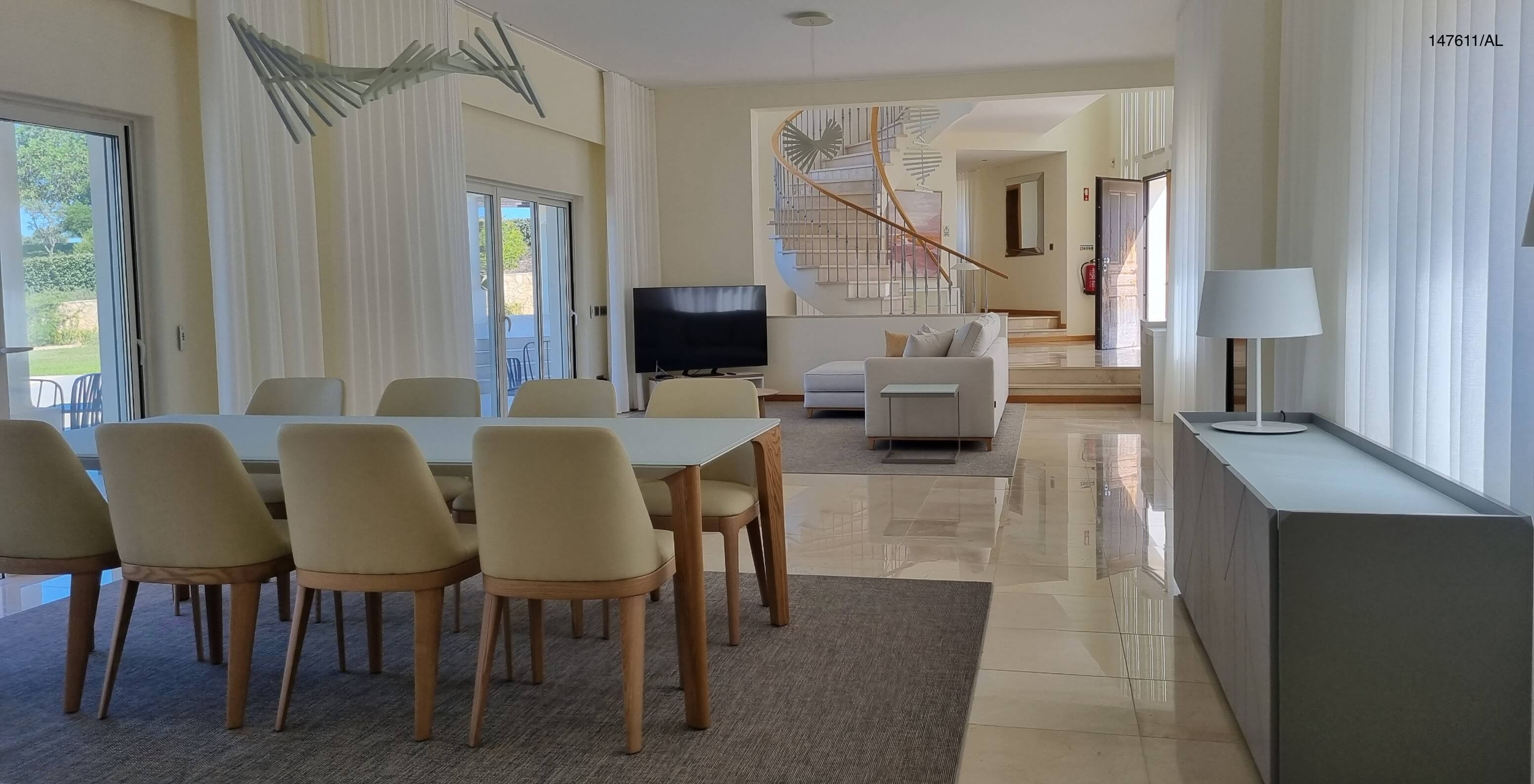 La villa Pestana Carvoeiro Golf V5 Superior dispose d'un salon spacieux avec une table à manger des chaises et une télévision