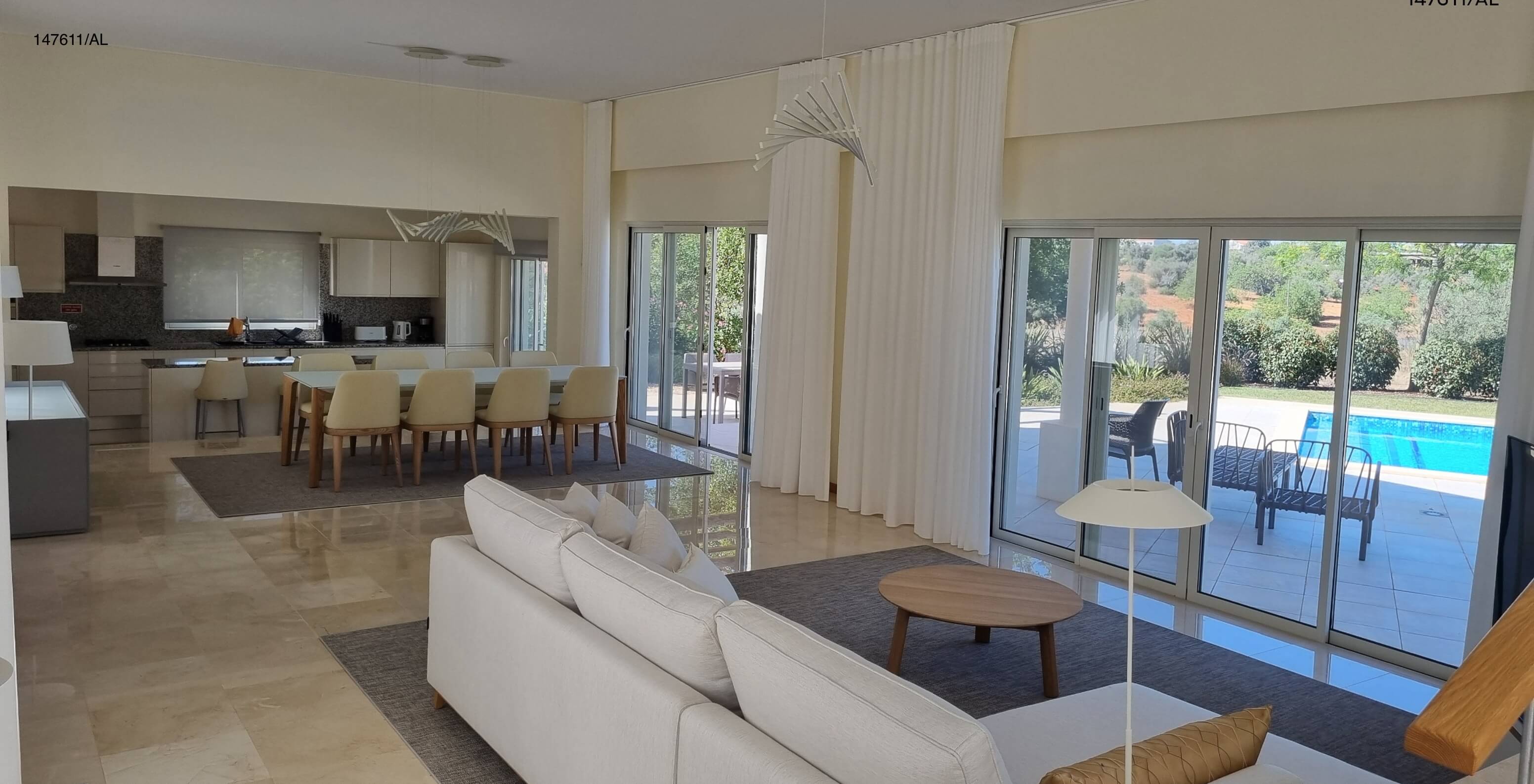 La villa Pestana Carvoeiro Golf V5 Superior dispose d'un salon avec un canapé, une télévision et une vue extérieure