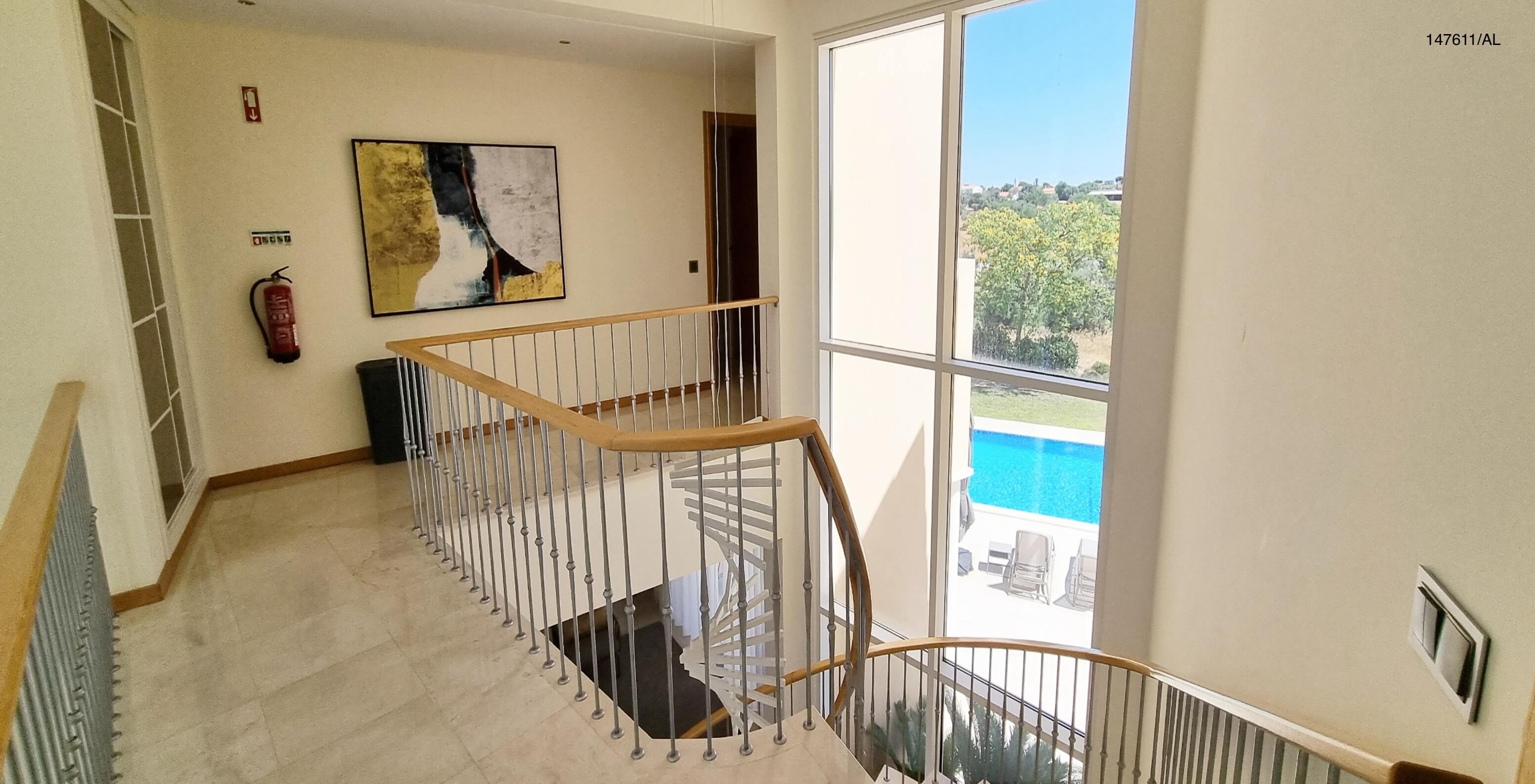 La villa Pestana Carvoeiro Golf V5 Superior dispose d'un couloir avec des escaliers et une vue sur la piscine