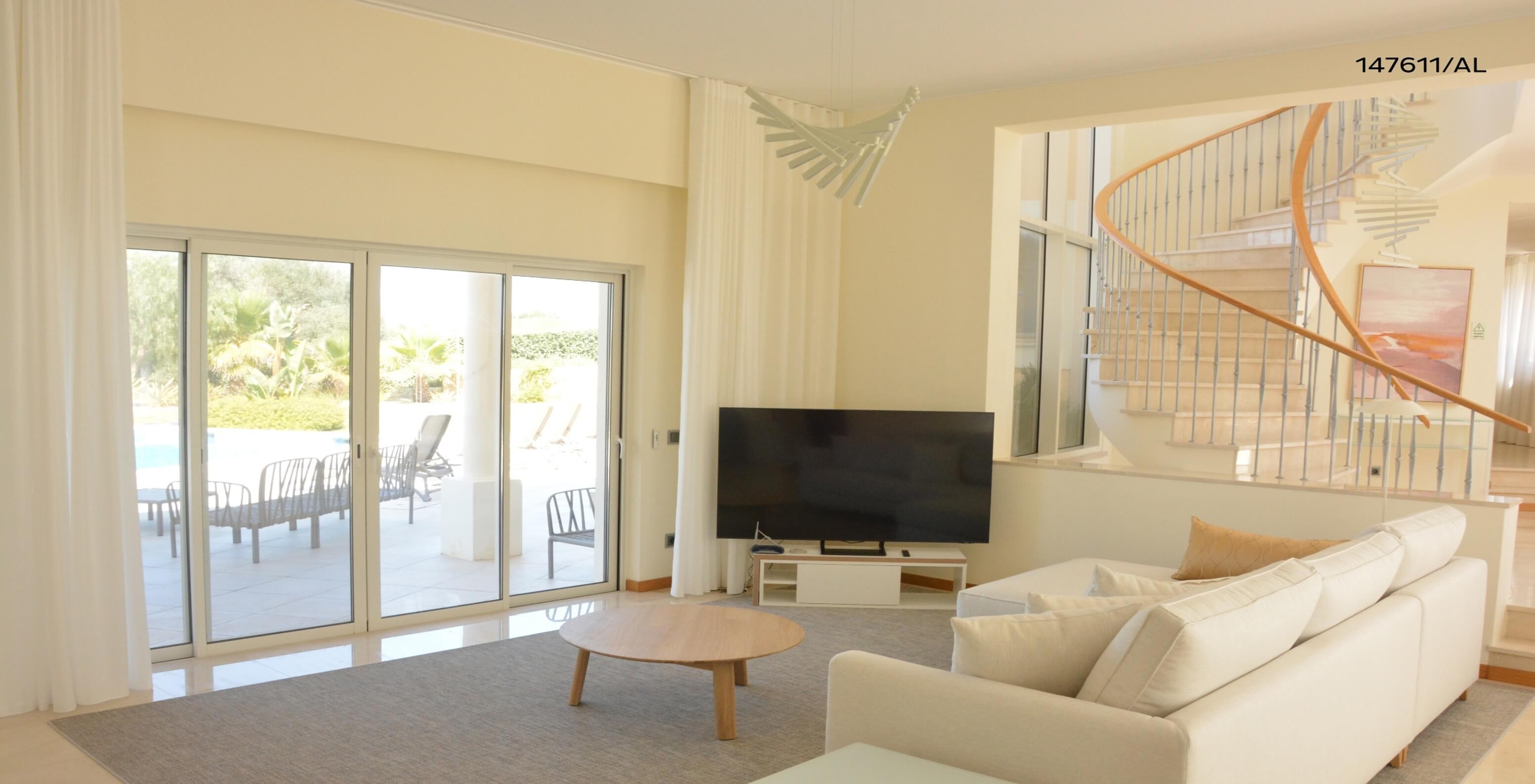 La villa Pestana Carvoeiro Golf V5 Superior dispose d'un salon avec un canapé beige, une table et une télévision