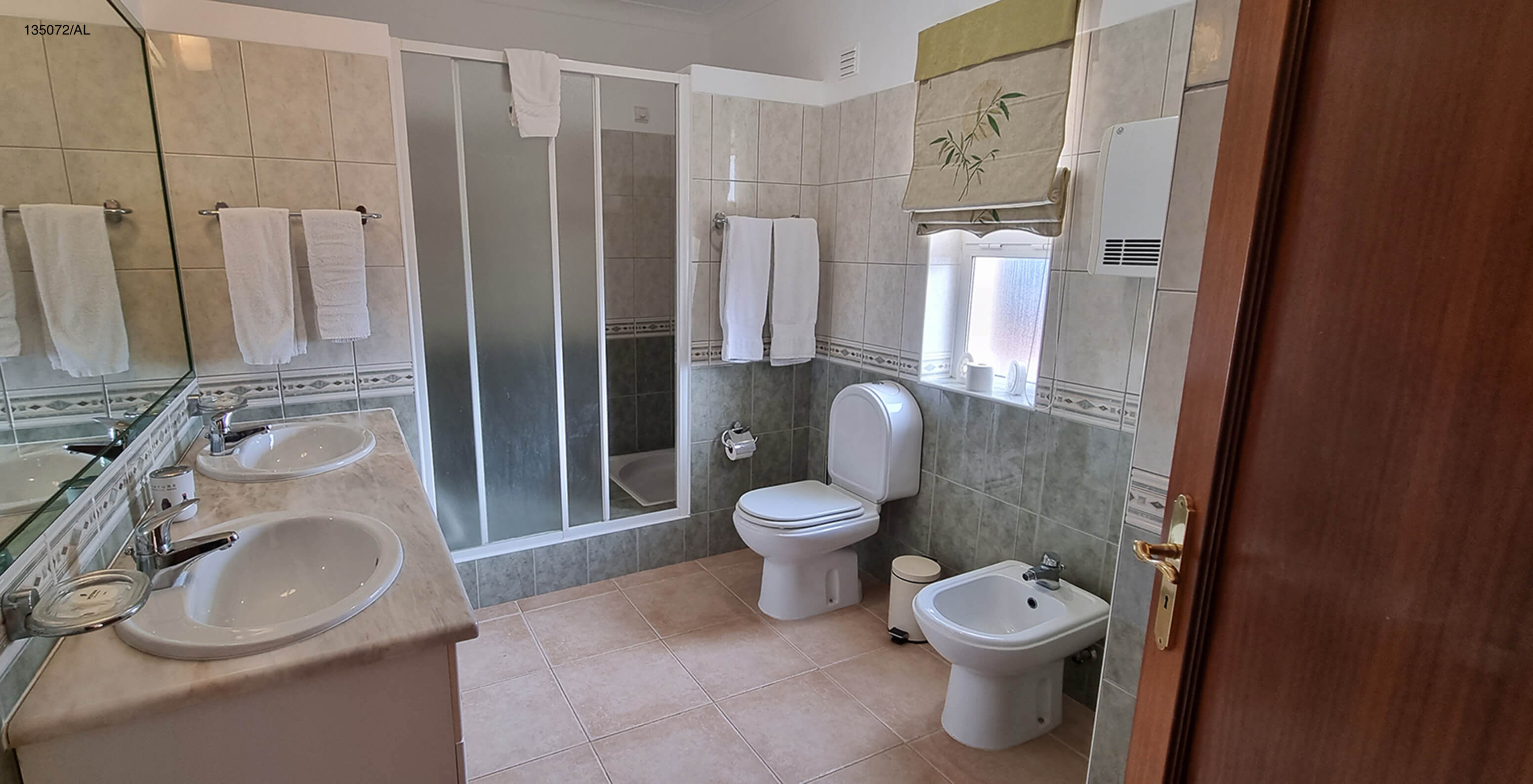 La villa Pestana Carvoeiro Golf V3 Standard dispose d'une salle de bain avec des toilettes, deux lavabos et une douche