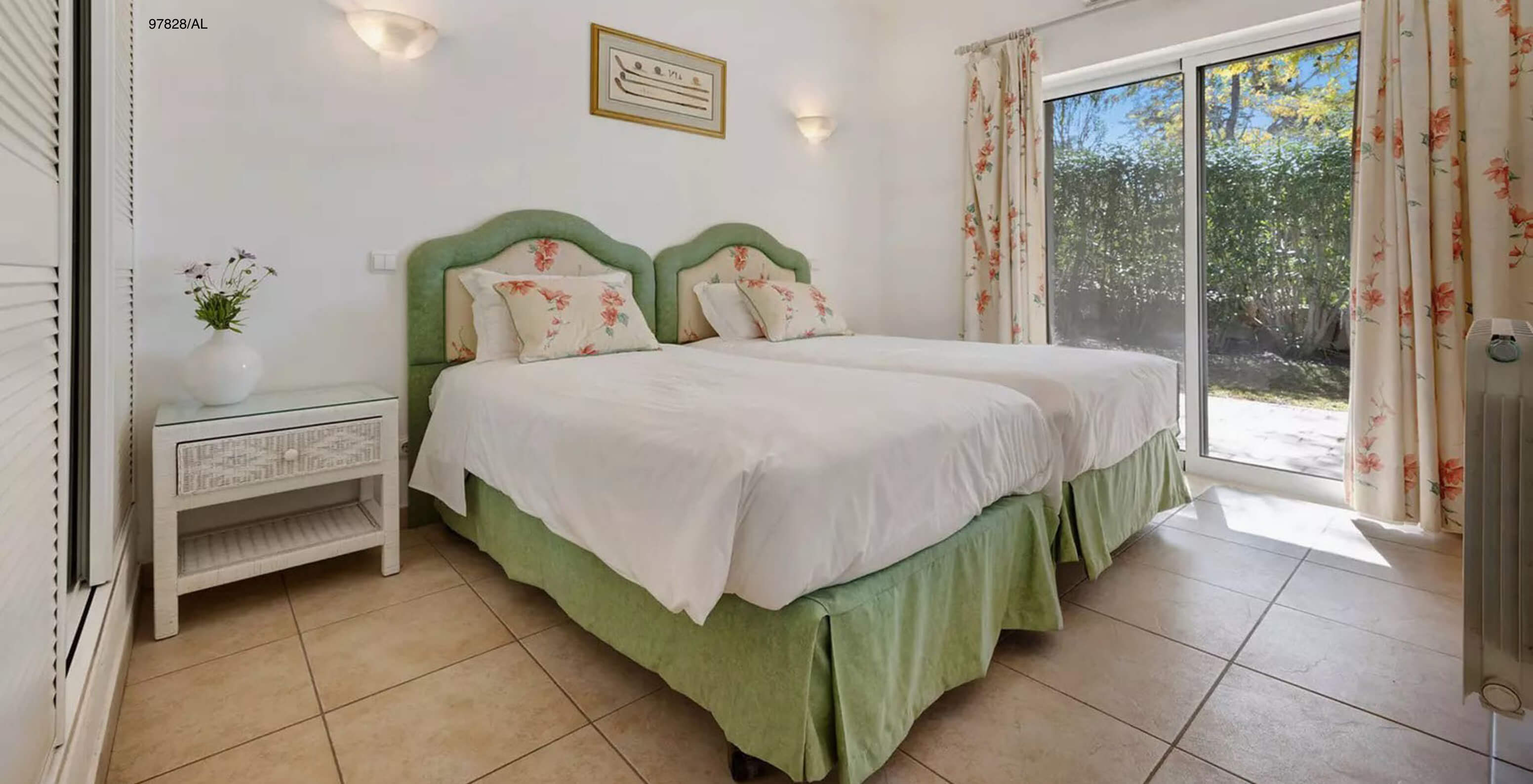 La villa Pestana Carvoeiro Golf V3 Standard dispose d'une chambre avec deux lits simples, une table de chevet et un balcon