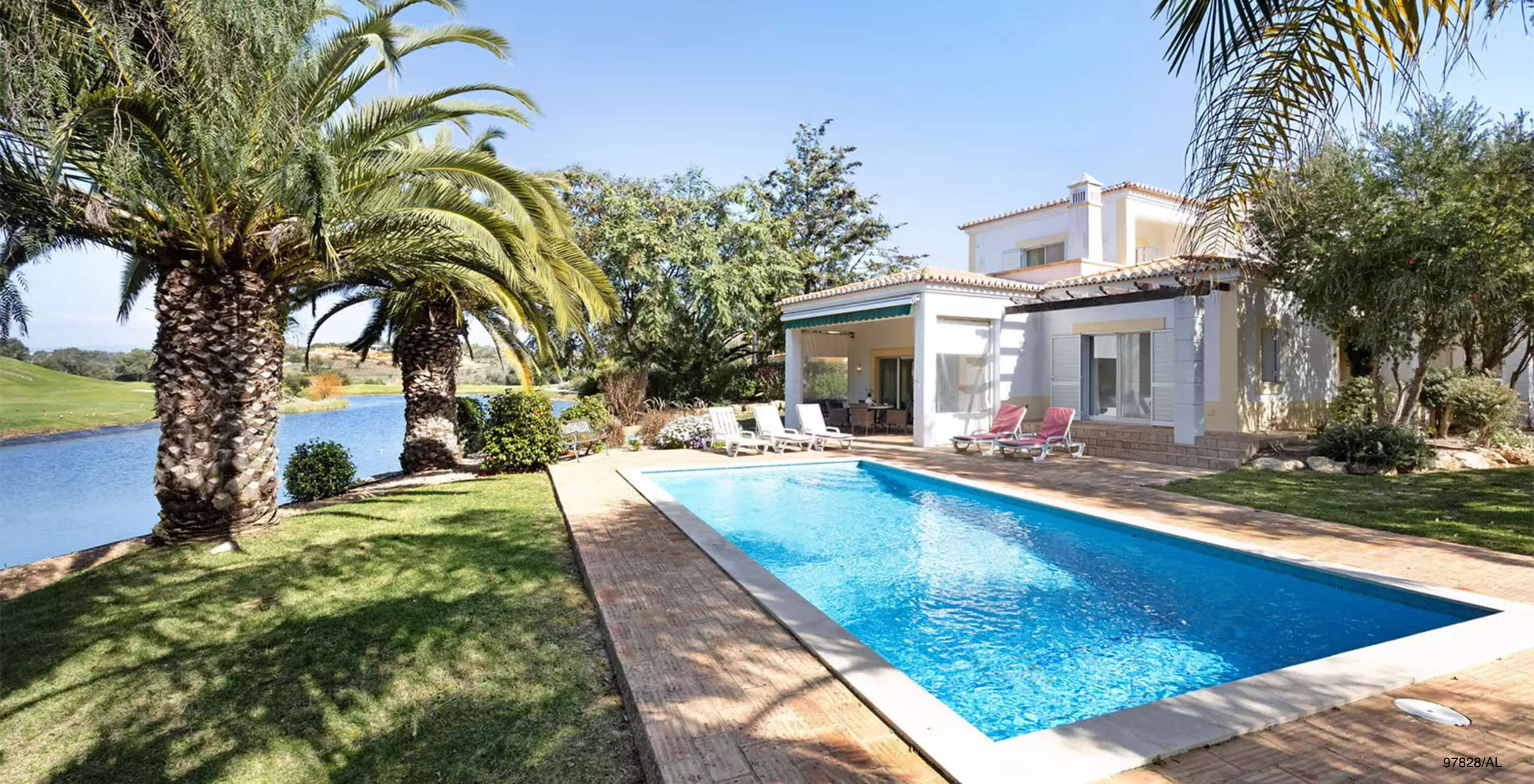 La villa Pestana Carvoeiro Golf V3 Standard dispose d'un espace extérieur avec une pelouse et une piscine rectangulaire