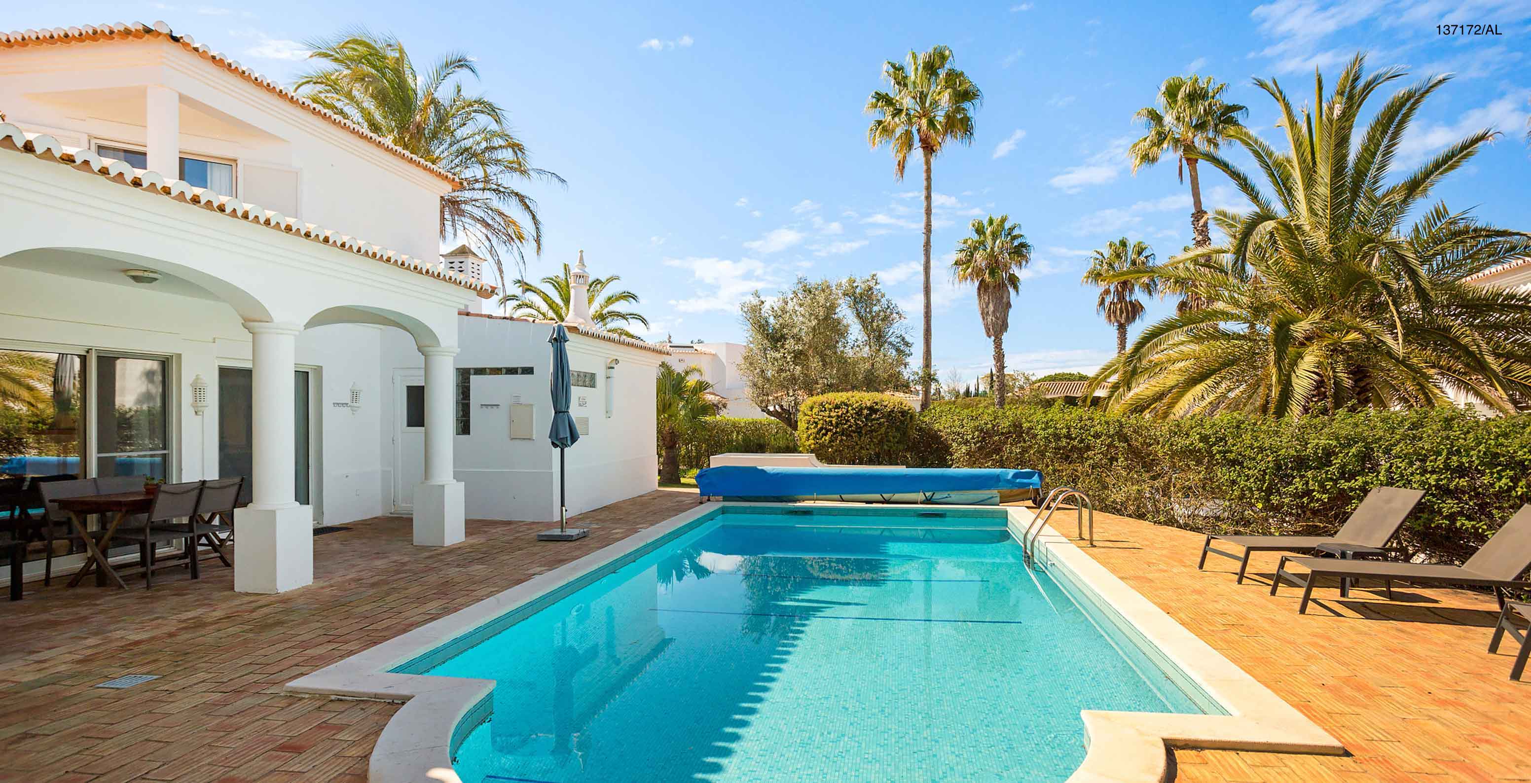 La villa Pestana Carvoeiro Golf V3 Standard dispose d'un espace extérieur avec une piscine et des chaises longues