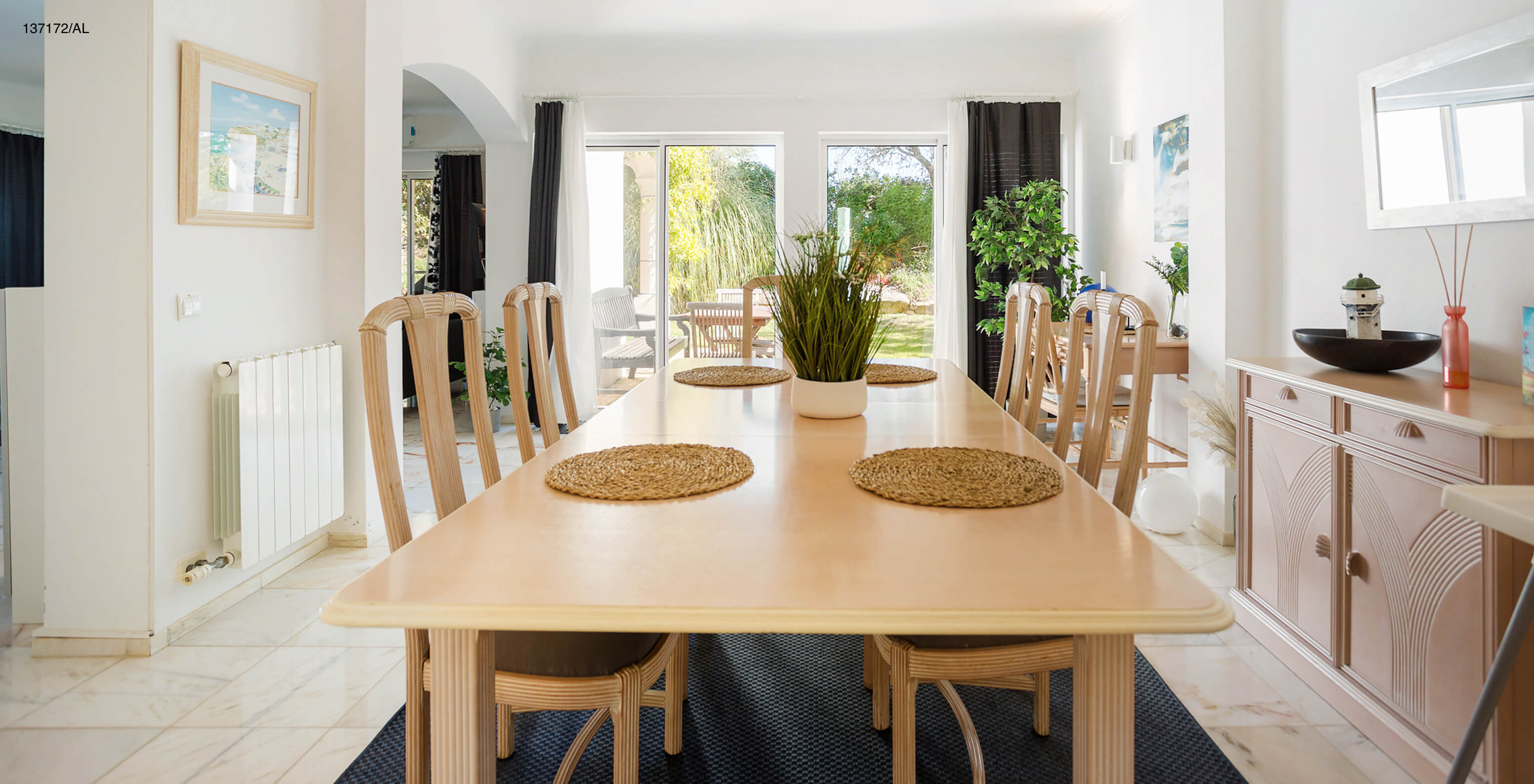 La villa Pestana Carvoeiro Golf V3 Standard dispose d'une salle à manger avec une grande table en bois et des chaises