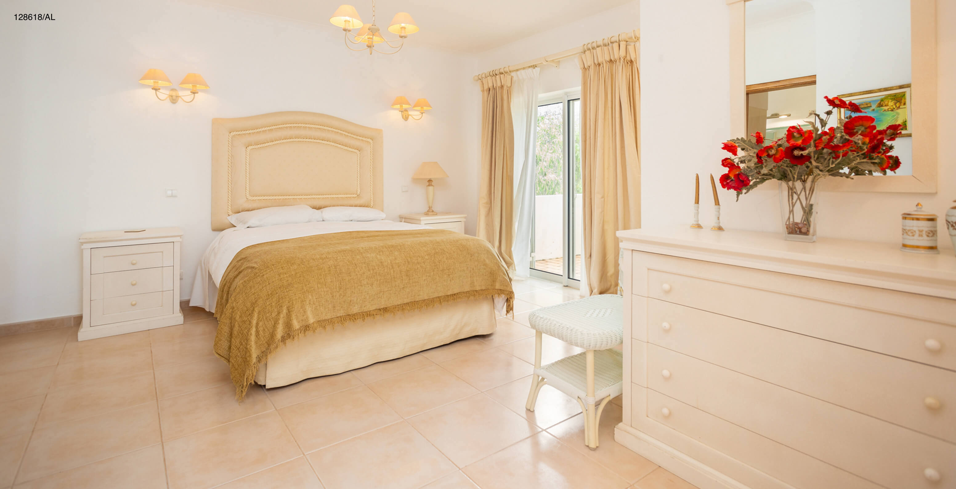 La villa Pestana Carvoeiro Golf V3 Superior dispose d'une chambre avec un lit double, des miroirs et une fenêtre avec balcon