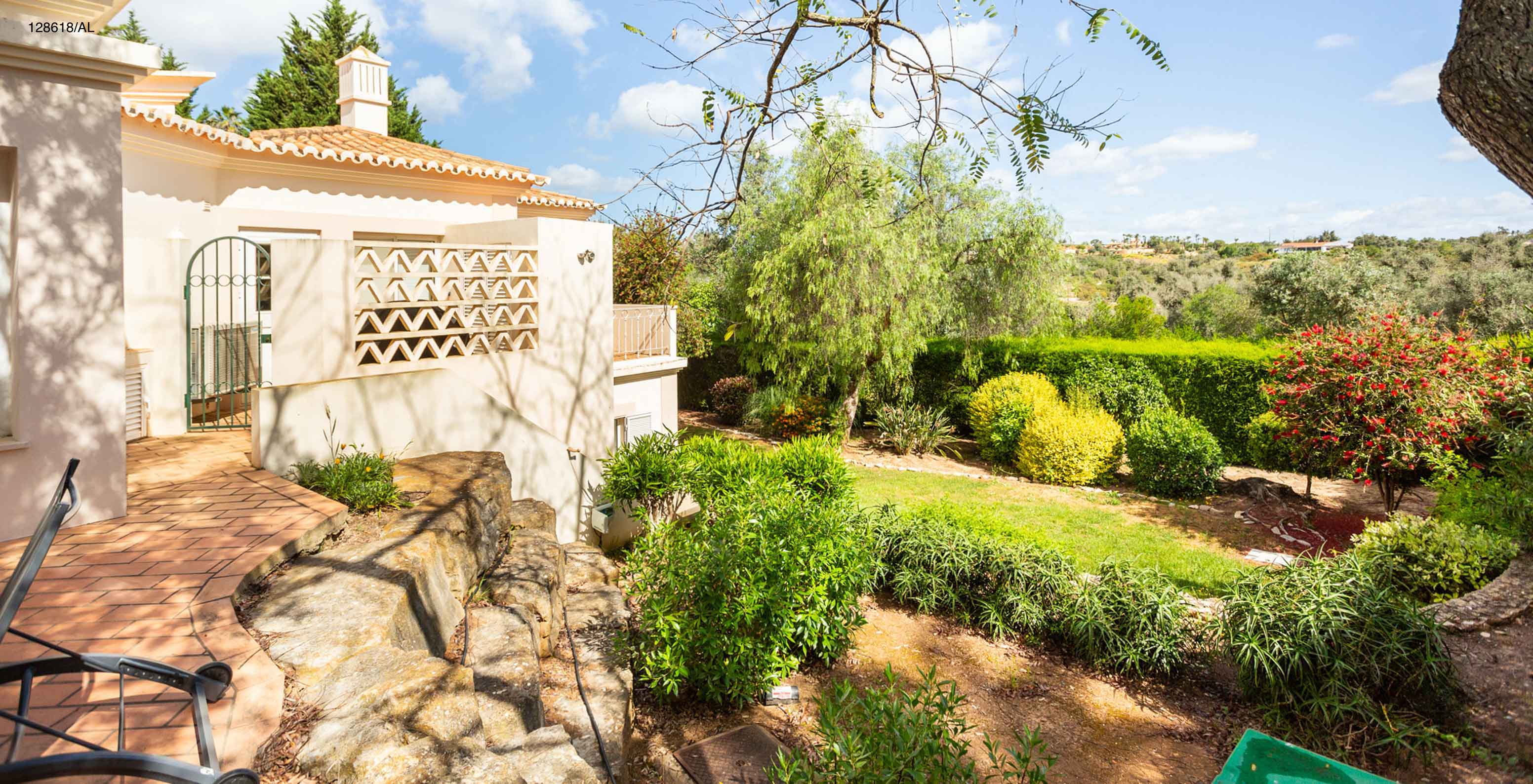 La villa Pestana Carvoeiro Golf V3 Superior dispose d'un espace extérieur avec une pelouse et des arbres