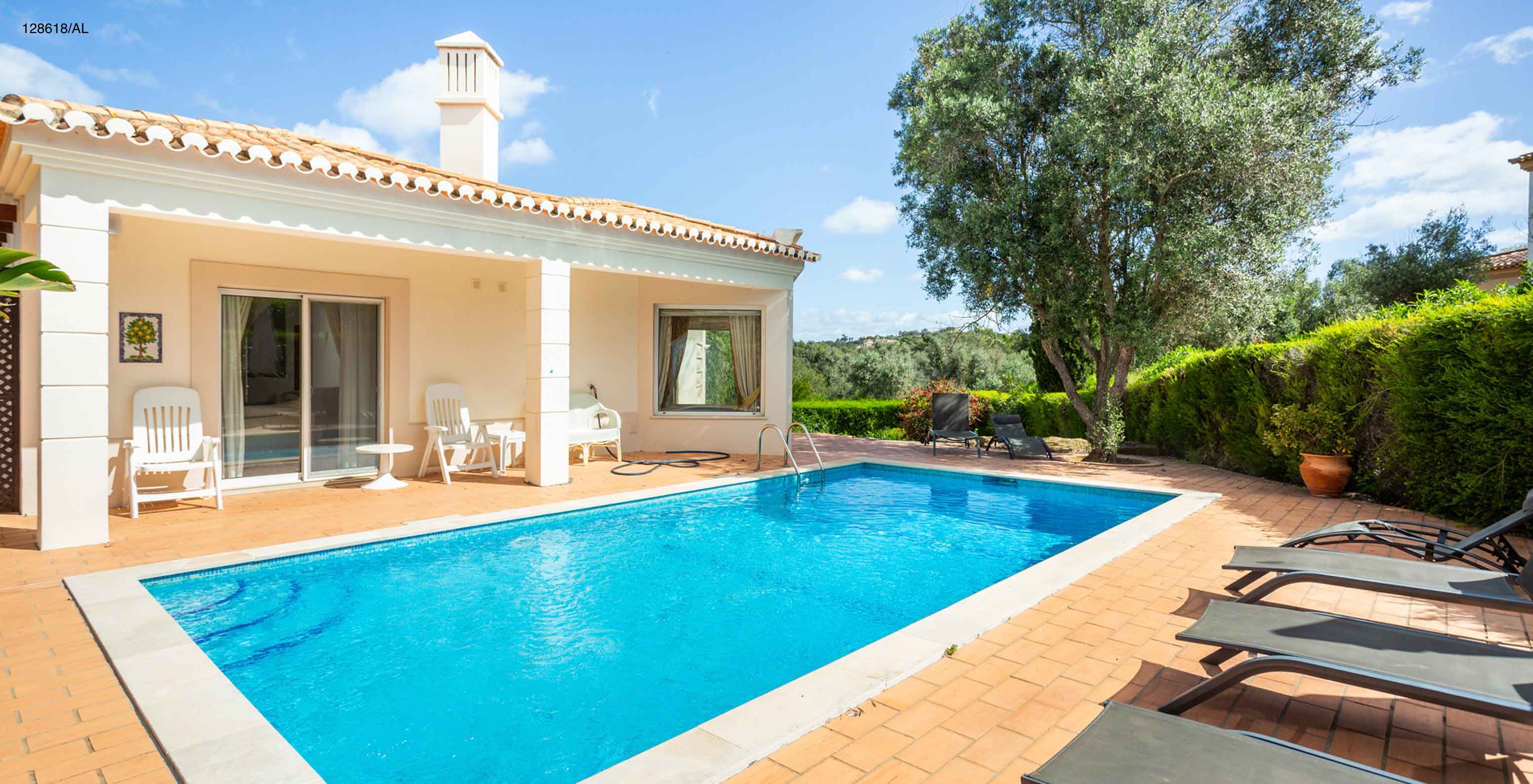 La villa Pestana Carvoeiro Golf V3 Superior dispose d'une piscine extérieure avec des chaises longues autour