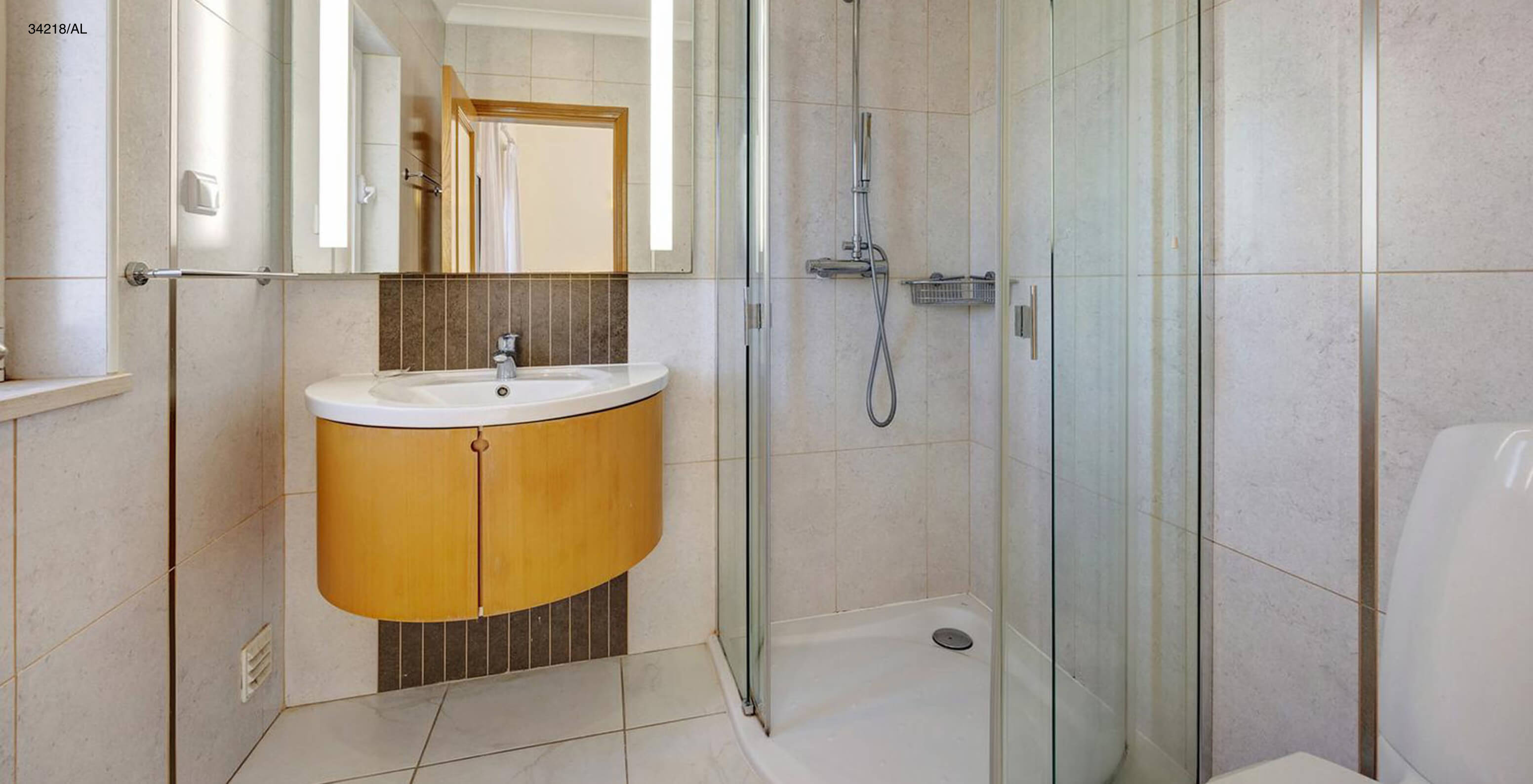 La villa Pestana Carvoeiro Golf V4 Standard dispose d'une salle de bain avec lavabo, miroir et douche