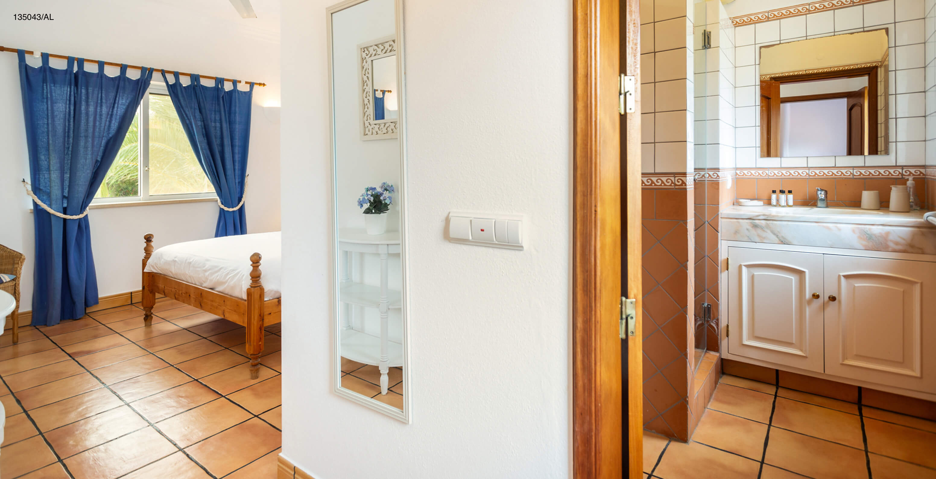 La villa Pestana Carvoeiro Golf V4 Standard dispose d'une chambre avec salle de bain et miroir
