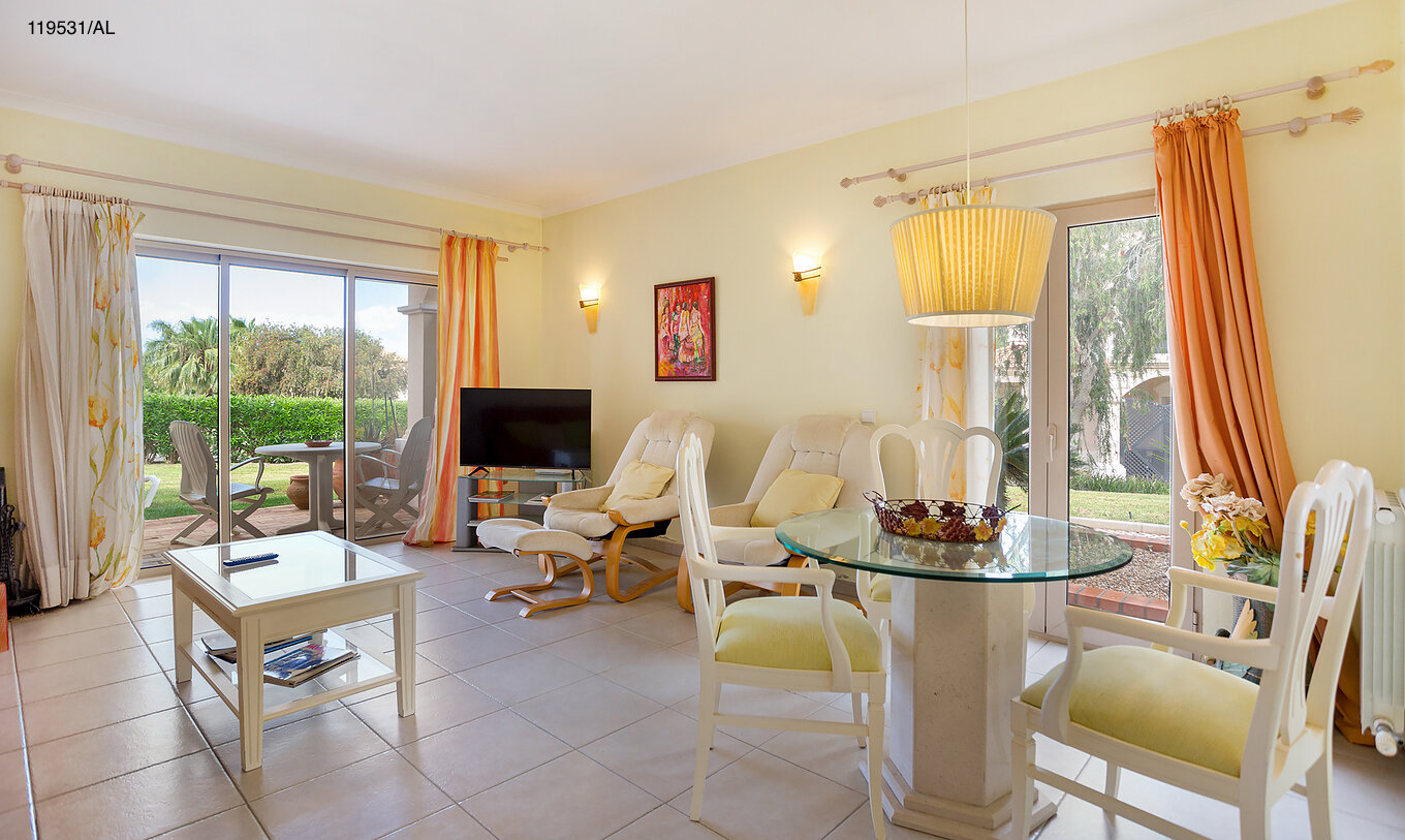 L'appartement Pestana Carvoeiro Golf T1 Standard dispose d'un salon avec une télévision, tables, chaises et vue extérieure