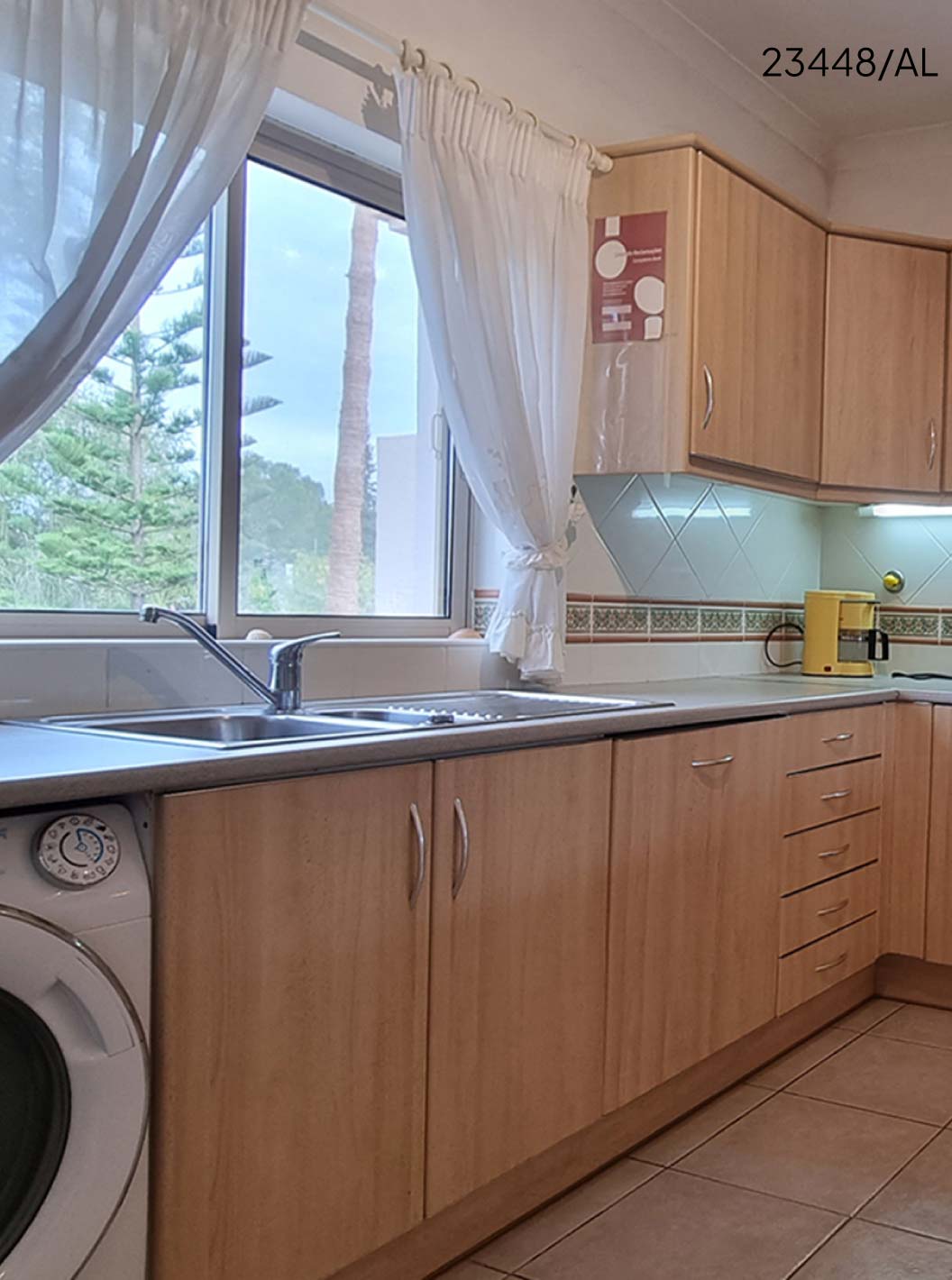 L'appartement Pestana Carvoeiro Golf T1 Standard dispose d'une cuisine avec des armoires en bois et des appareils