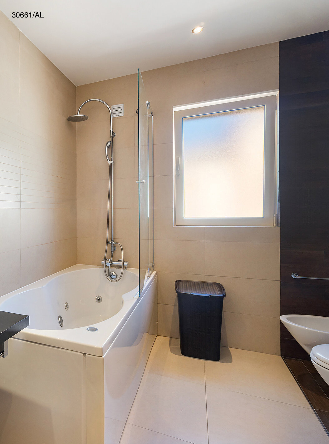 L'appartement Pestana Carvoeiro Golf T1 Superior dispose d'une salle de bain avec une baignoire et un lavabo avec miroir