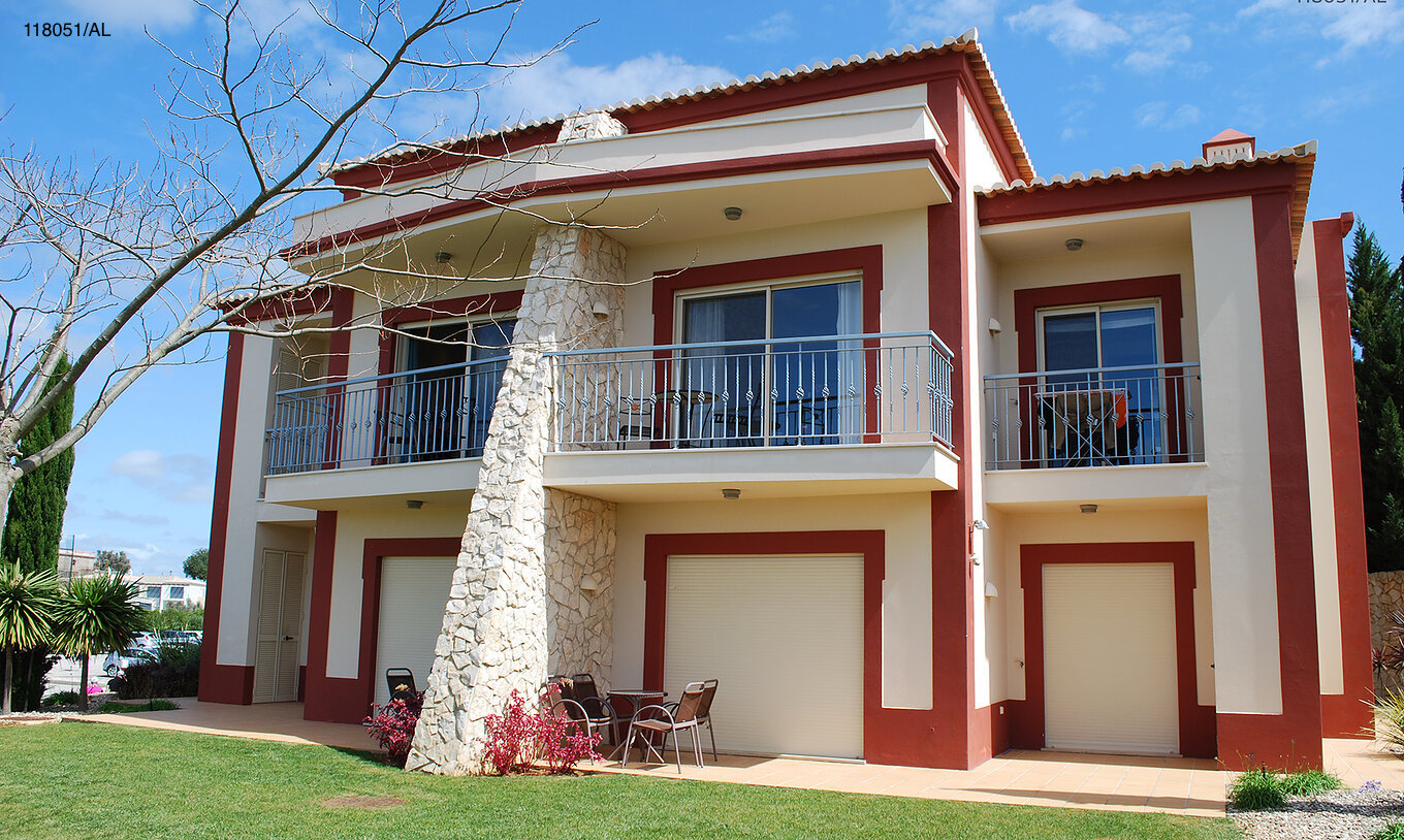 L'appartement Pestana Carvoeiro Golf T1 Superior dispose d'un espace extérieur avec un balcon et une pelouse
