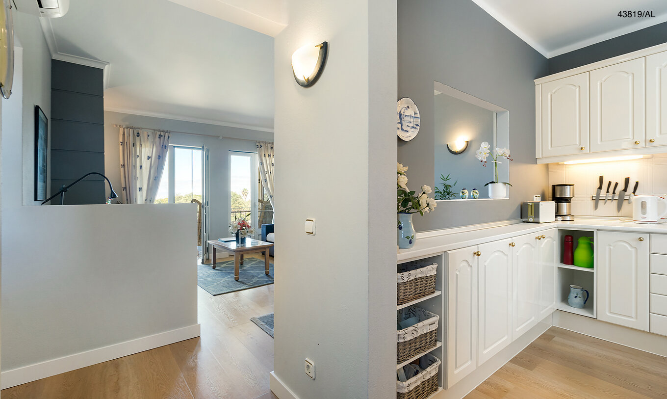 L'appartement Pestana Carvoeiro Golf T1 Superior dispose d'une entrée avec vue sur le salon et la cuisine