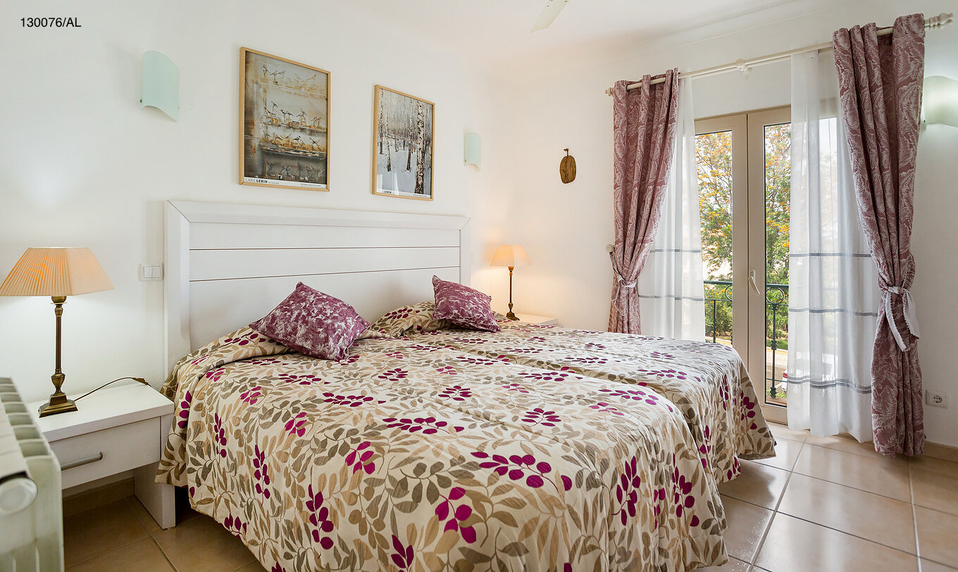 L'appartement Pestana Carvoeiro Golf T2 Standard dispose d'un lit double avec deux tables de chevet