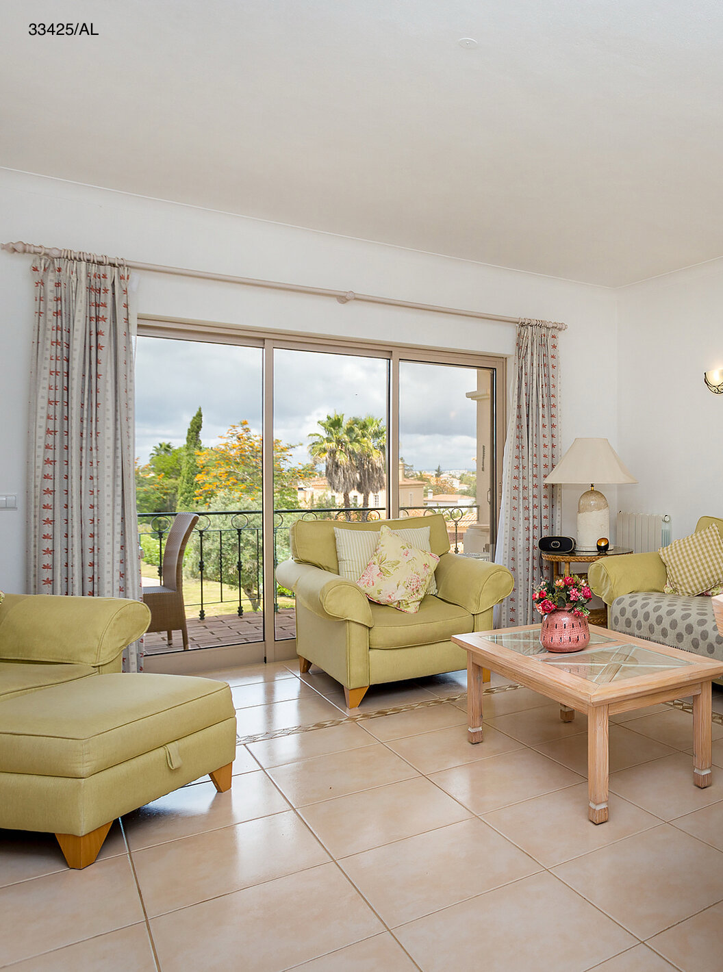 L'appartement Pestana Carvoeiro Golf T2 Standard dispose d'un salon avec des canapés verts et une table ronde