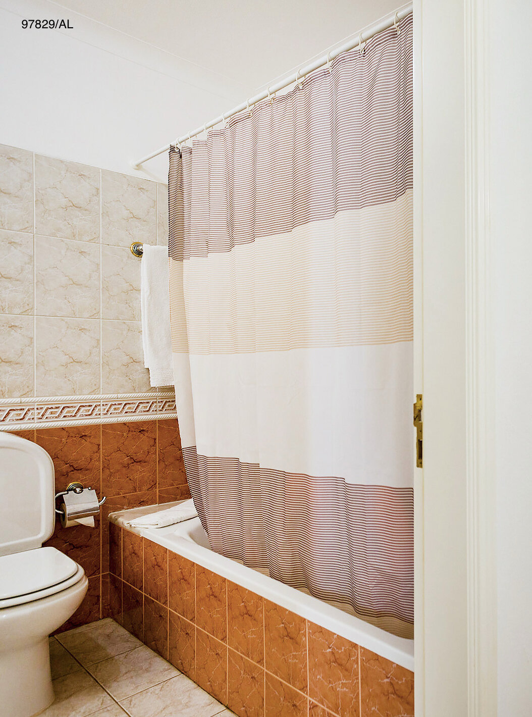 L'appartement Pestana Carvoeiro Golf T2 Standard dispose d'une salle de bain avec une baignoire et des toilettes