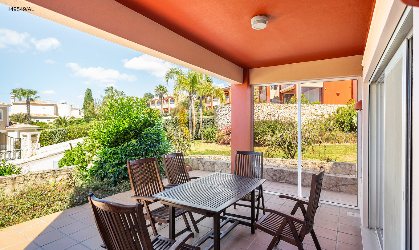 L'appartement Pestana Carvoeiro Golf T2 Superior dispose d'un balcon avec une table et six chaises en bois