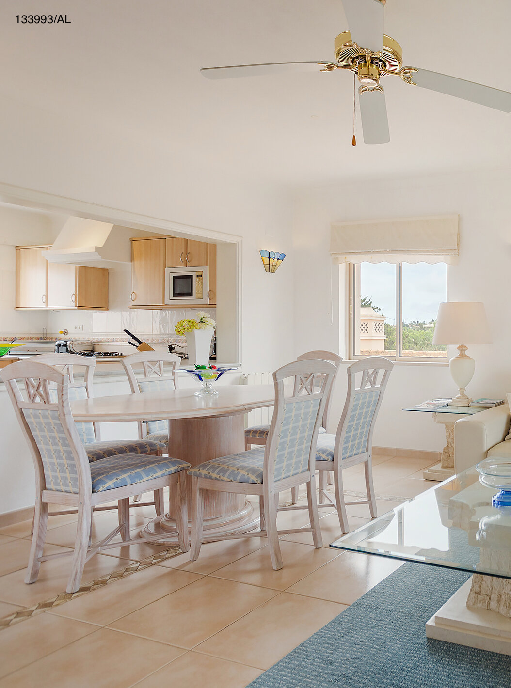 L'appartement Pestana Carvoeiro Golf T2 Superior dispose d'un salon avec un canapé blanc, une table à manger et six chaises