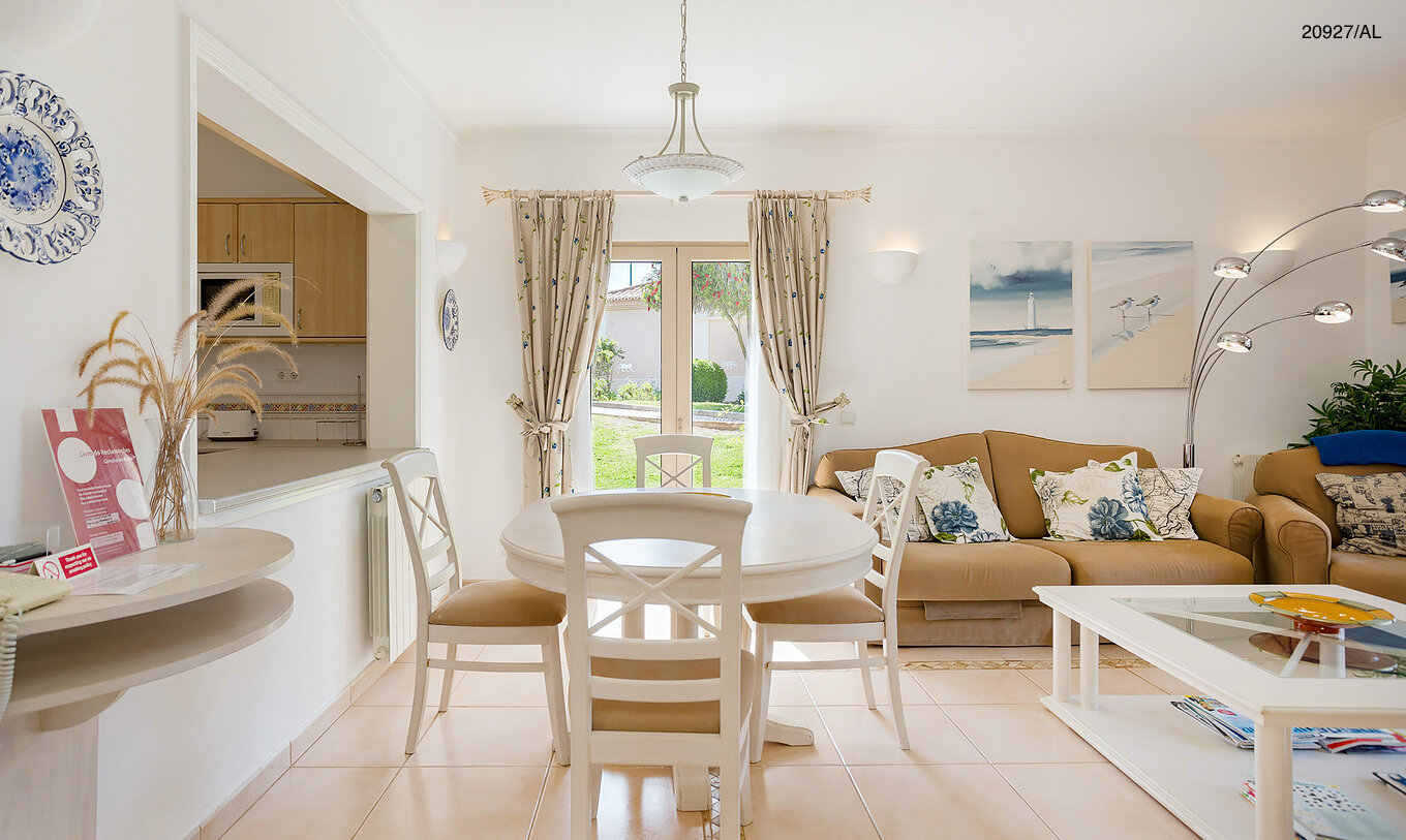 L'appartement Pestana Carvoeiro Golf T2 Superior dispose d'une salle à manger avec une table ronde, des chaises et un canapé