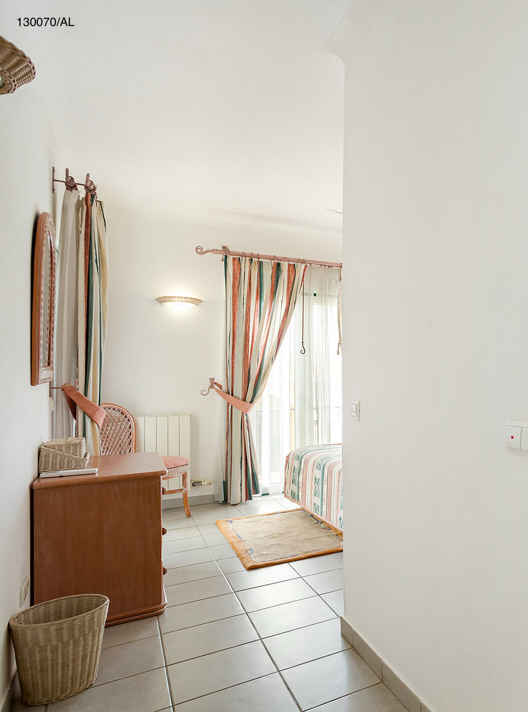 L'appartement Pestana Carvoeiro Golf T2 Superior dispose d'une chambre avec salle de bain et une commode en bois