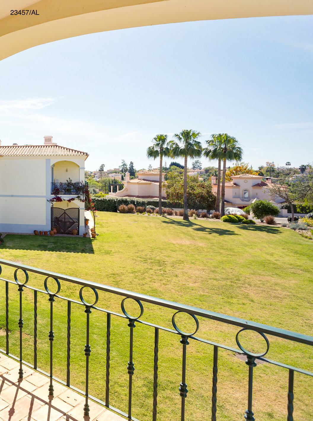 L'appartement Pestana Carvoeiro Golf T3 Standard dispose d'un balcon avec une table, des chaises et une vue sur le jardin