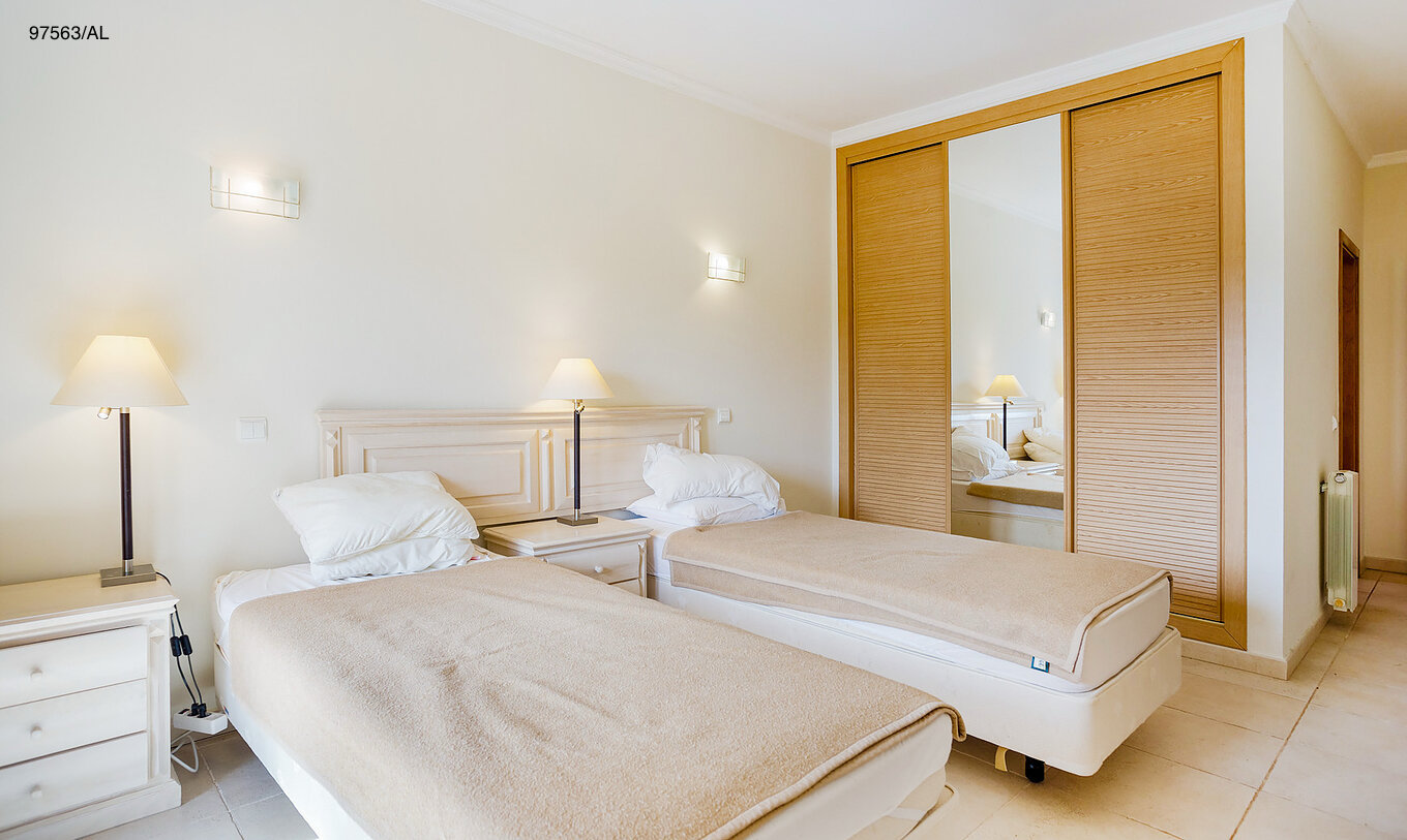 L'appartement Pestana Carvoeiro Golf T3 Superior dispose d'une chambre avec deux lits simples et une table de chevet