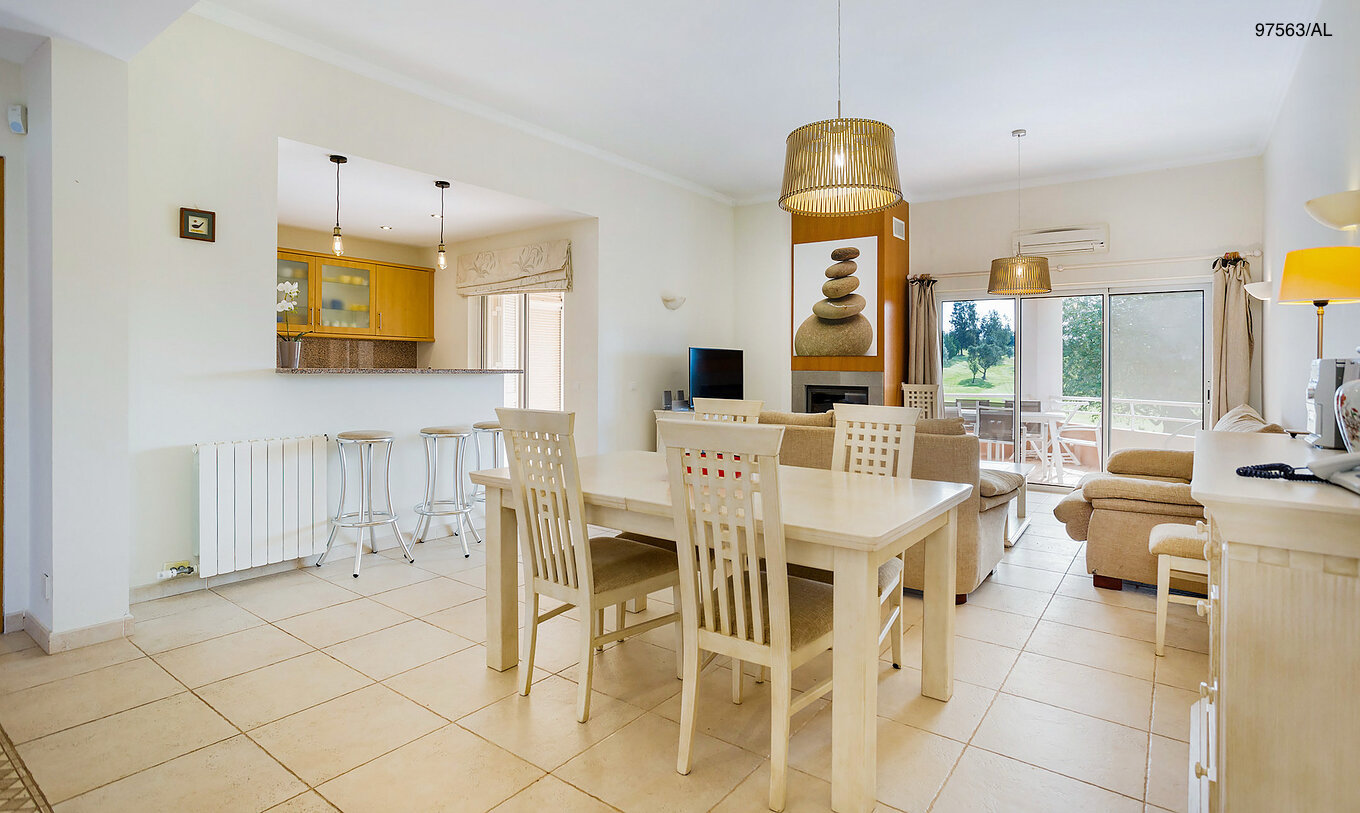 L'appartement Pestana Carvoeiro Golf T3 Superior dispose d'une salle à manger avec vue sur la cuisine, une table et chaises