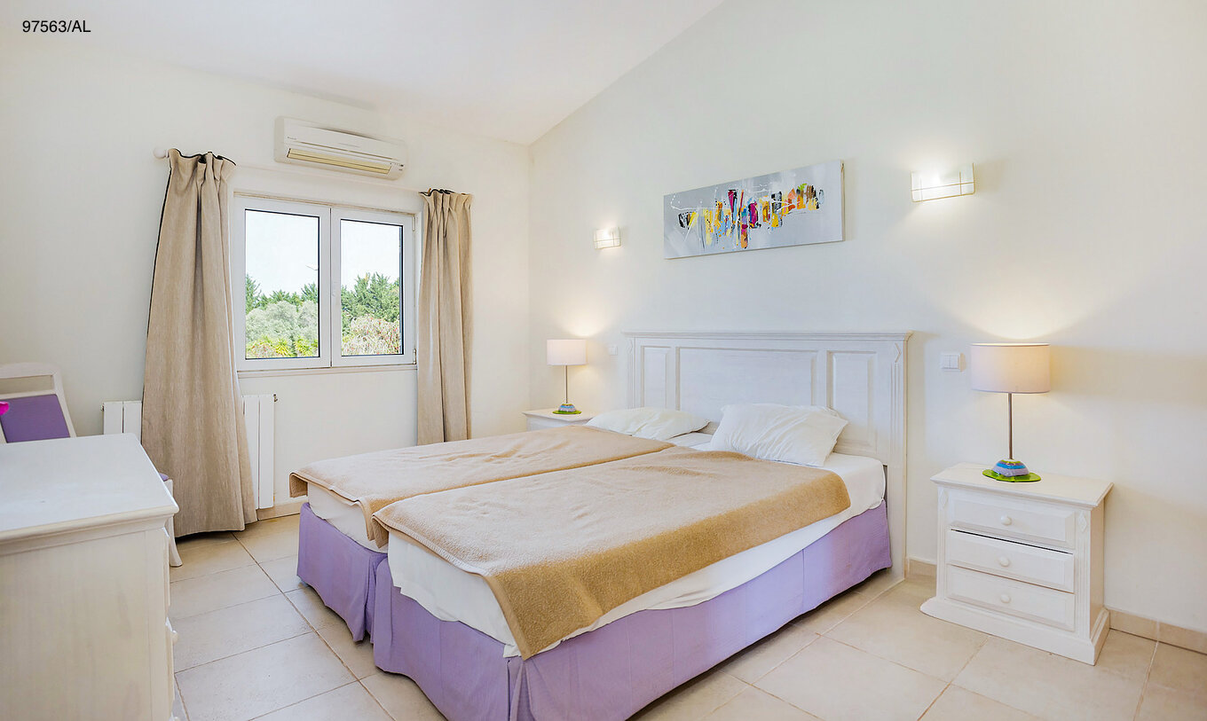 L'appartement Pestana Carvoeiro Golf T3 Superior dispose d'une chambre avec deux lits simples et une table de chevet