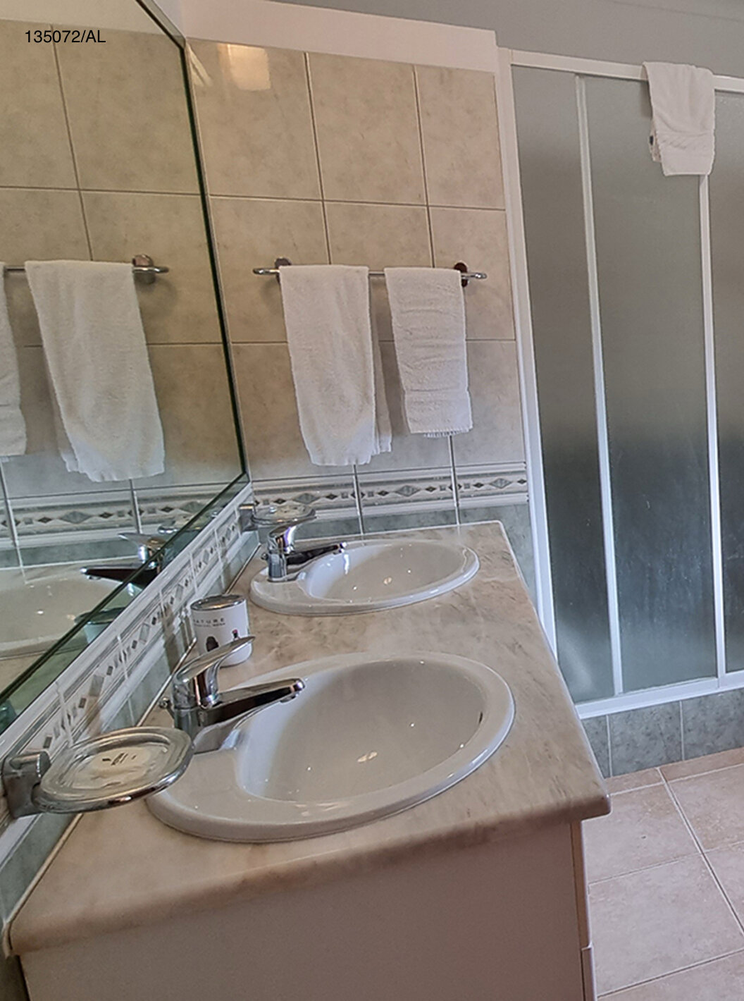 La villa Pestana Carvoeiro Golf V3 Standard dispose d'une salle de bain avec des toilettes, deux lavabos et une douche