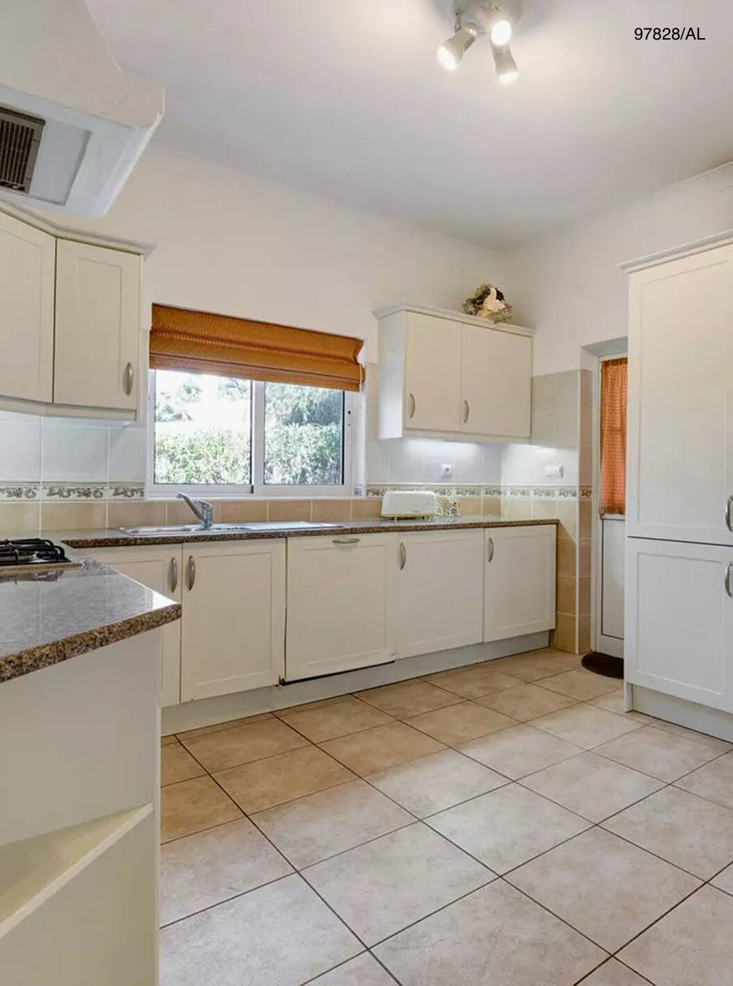 La villa Pestana Carvoeiro Golf V3 Standard dispose d'une cuisine avec des armoires blanches et des appareils