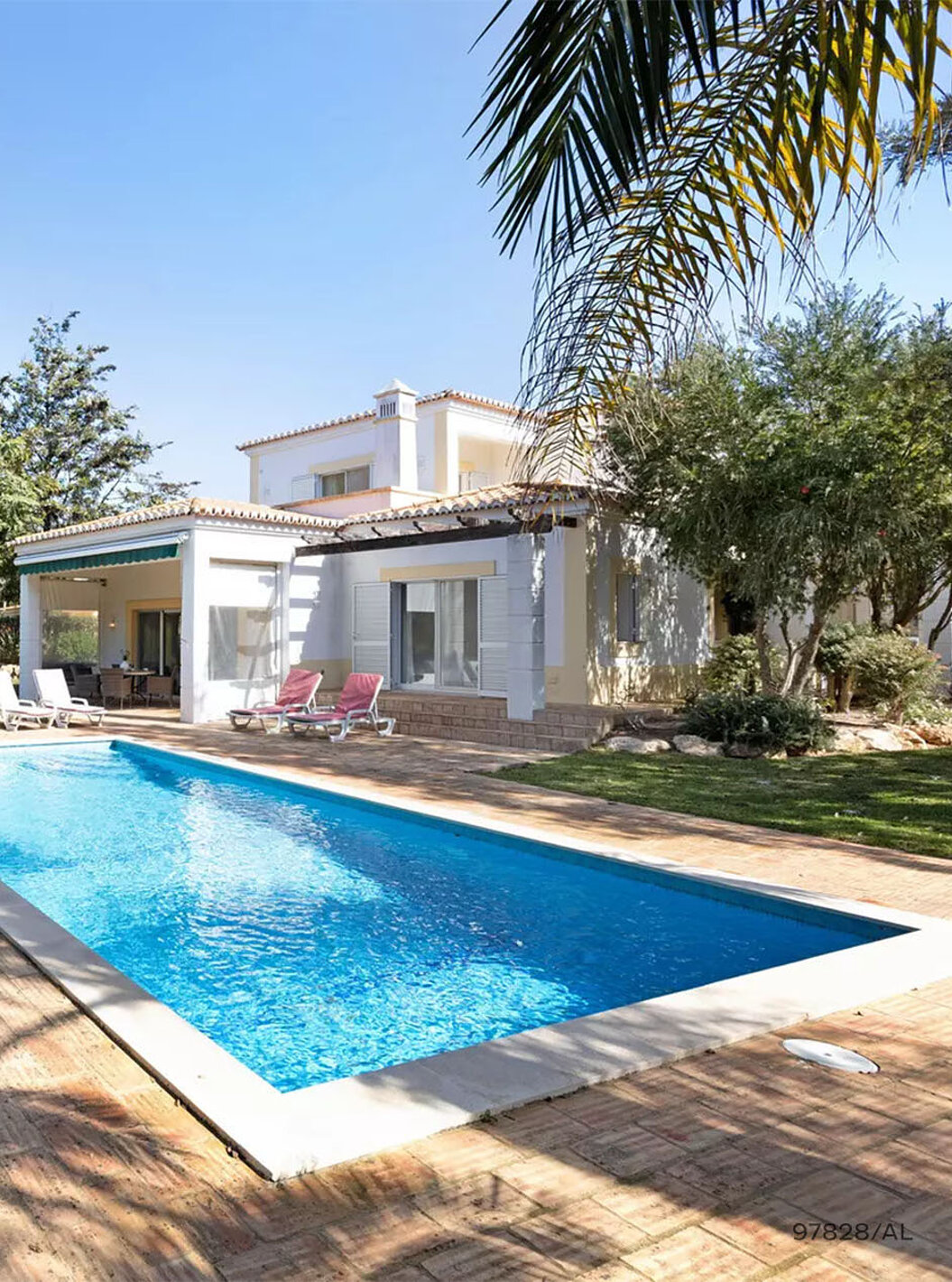 La villa Pestana Carvoeiro Golf V3 Standard dispose d'un espace extérieur avec une pelouse et une piscine rectangulaire