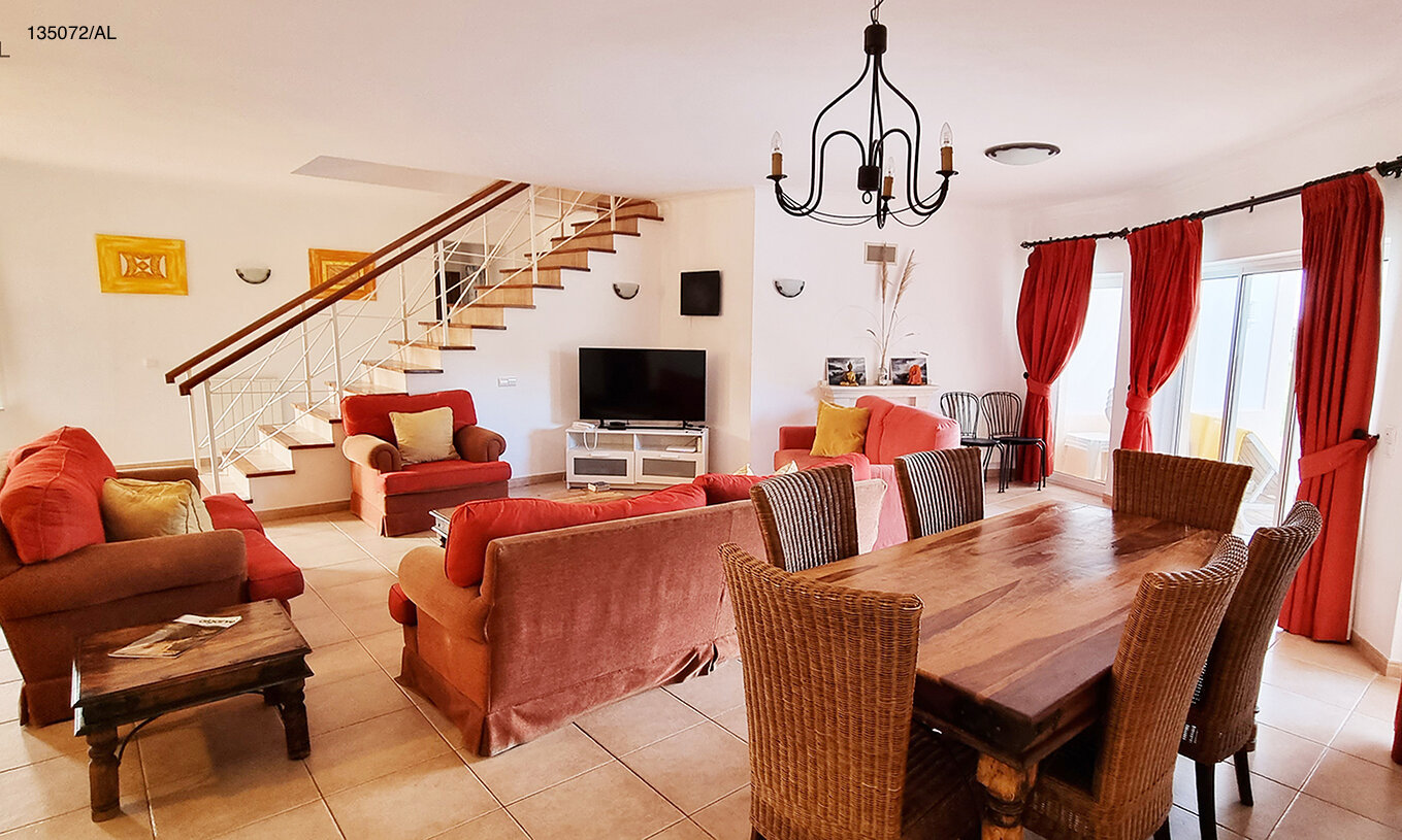 La villa Pestana Carvoeiro Golf V3 Standard dispose d'un salon avec des canapés, des fauteuils et une table avec des chaises