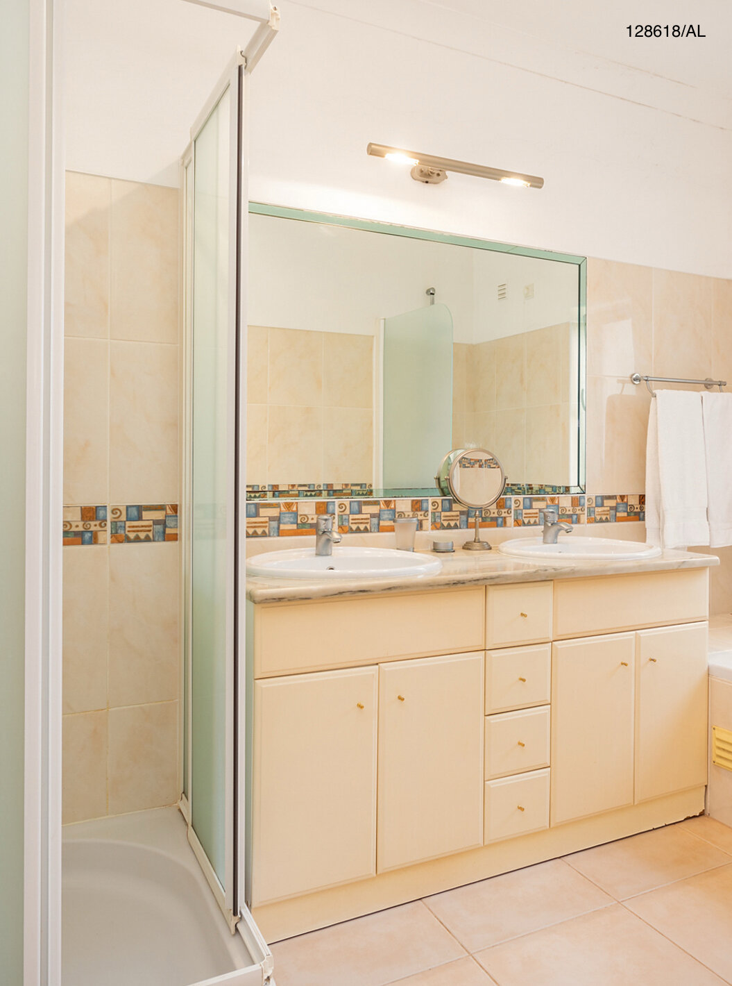 La villa Pestana Carvoeiro Golf V3 Superior dispose d'une salle de bain avec baignoire, douche et lavabo avec miroir