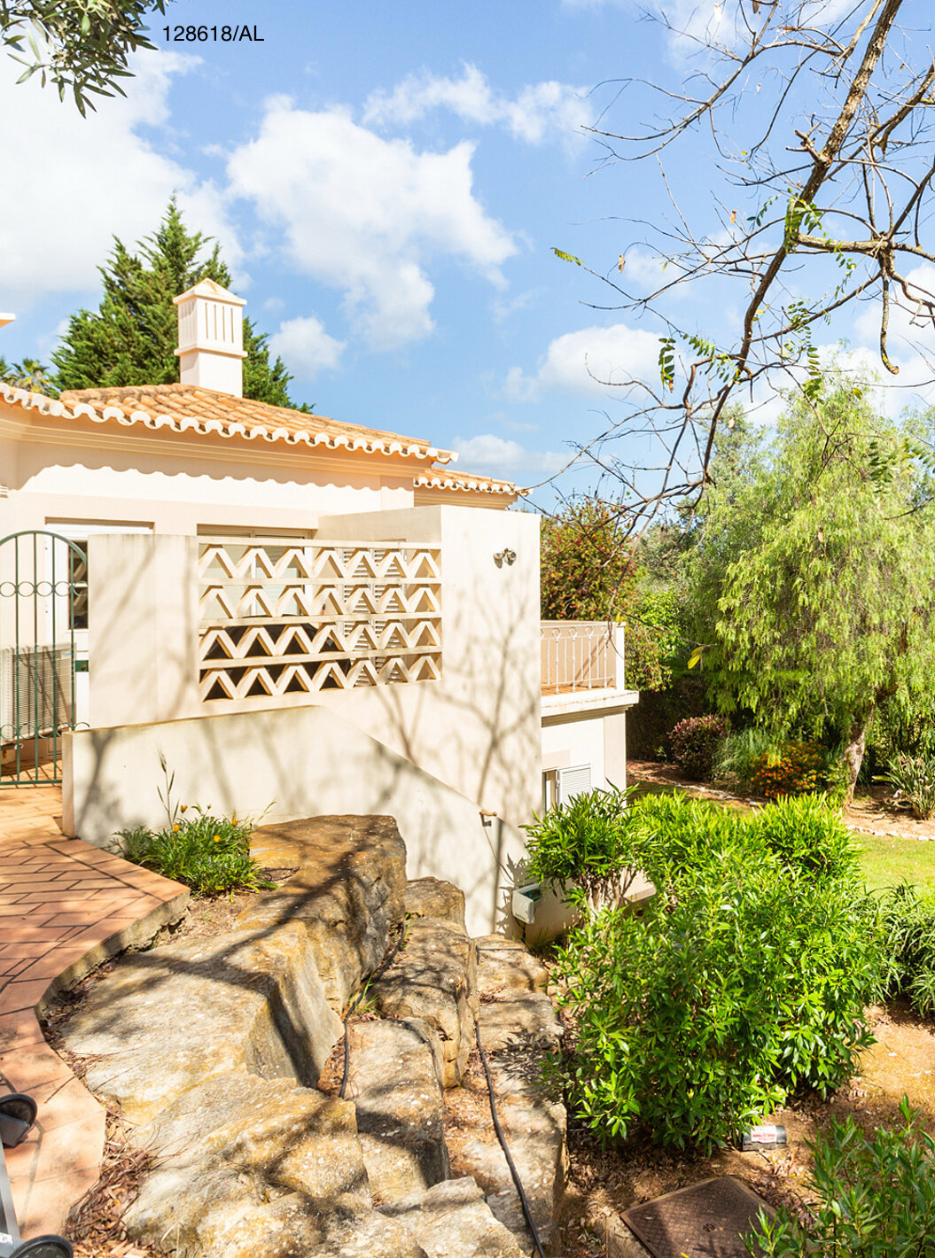 La villa Pestana Carvoeiro Golf V3 Superior dispose d'un espace extérieur avec une pelouse et des arbres