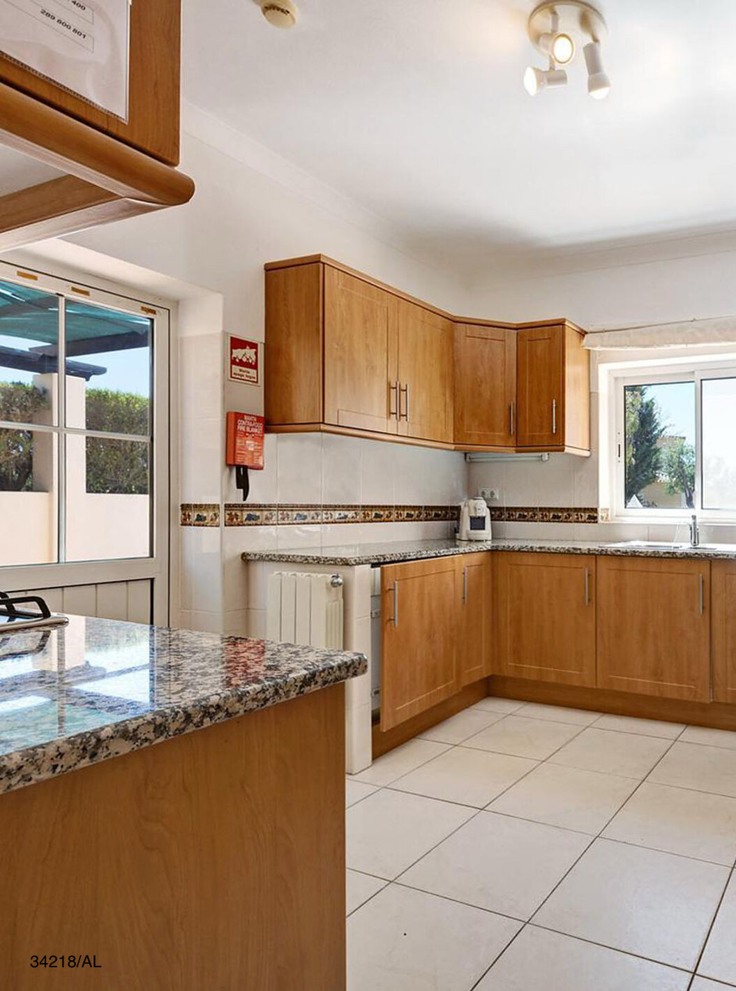 La villa Pestana Carvoeiro Golf V4 Standard dispose d'une cuisine avec des armoires en bois et des appareils