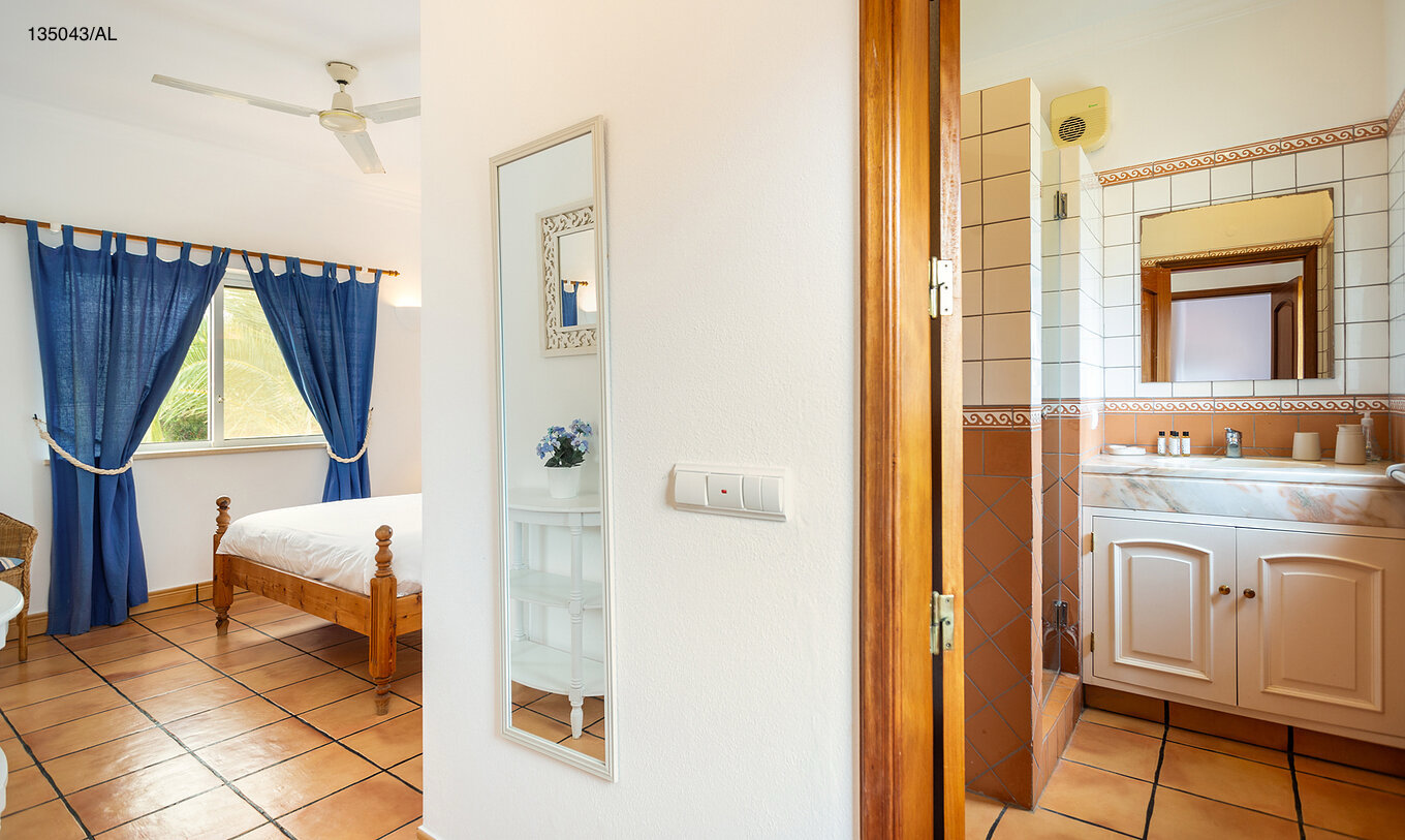 La villa Pestana Carvoeiro Golf V4 Standard dispose d'une chambre avec salle de bain et miroir